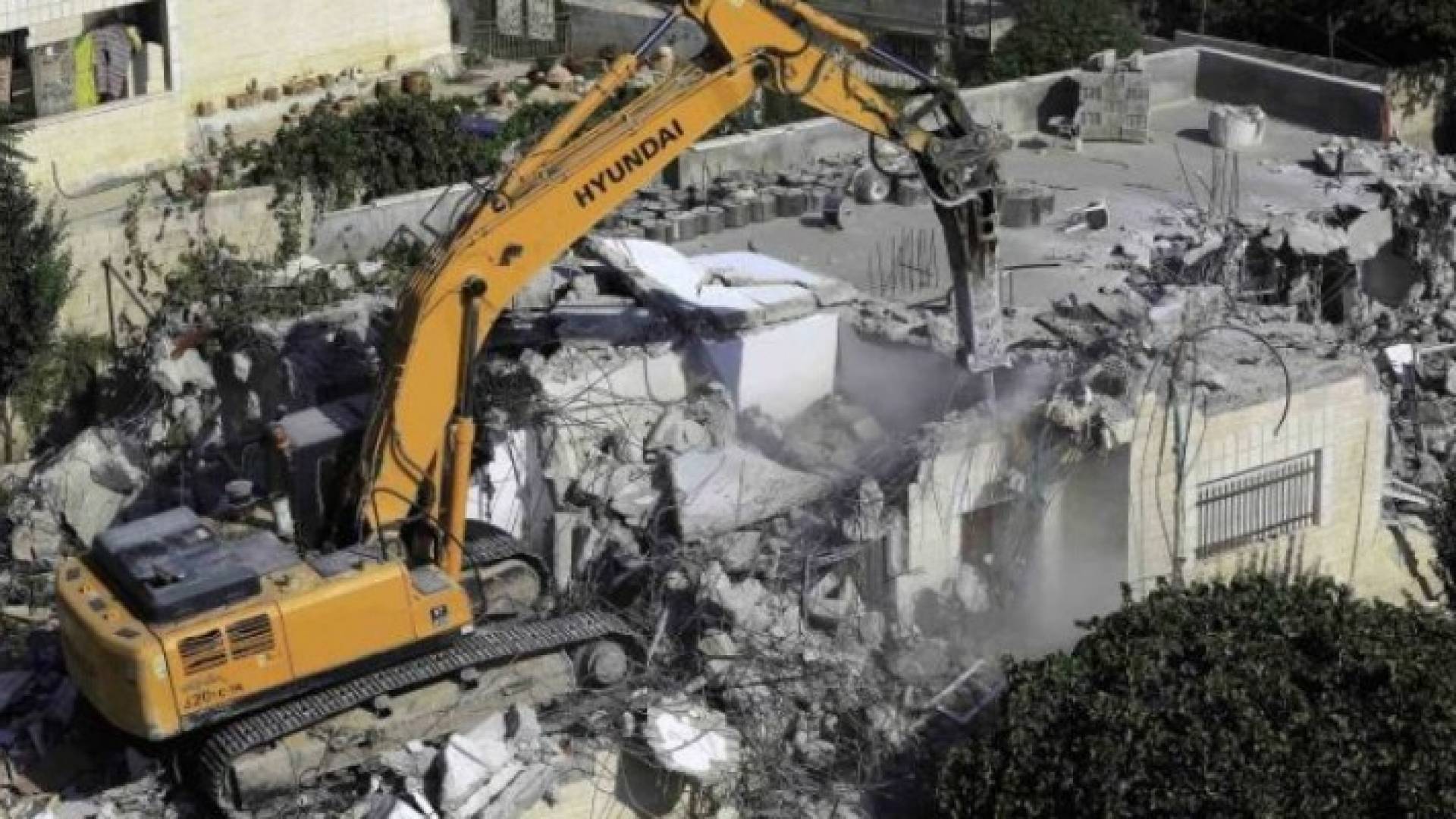 الاحتلال يهدم 8 منشآت غرب القدس
