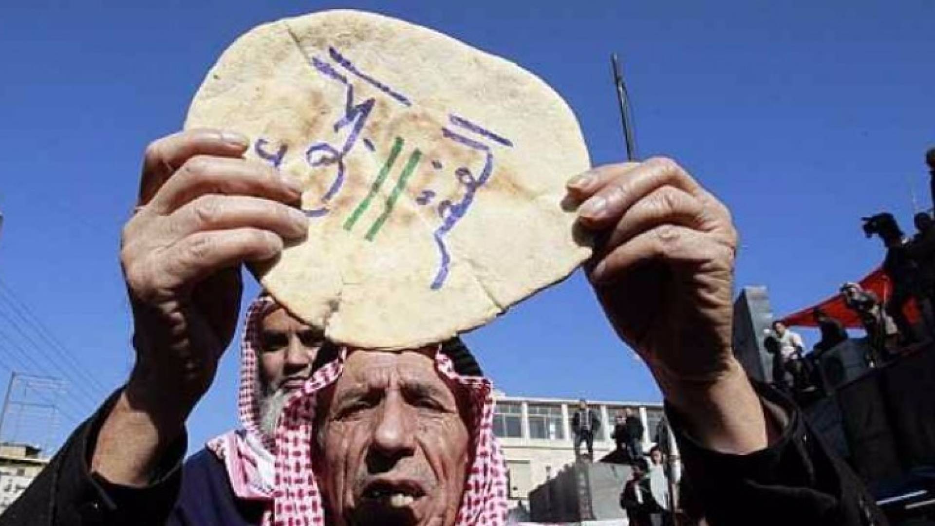 الحكومة ترى في الفقر والبطالة " آفتين " تطلبان المكافحة