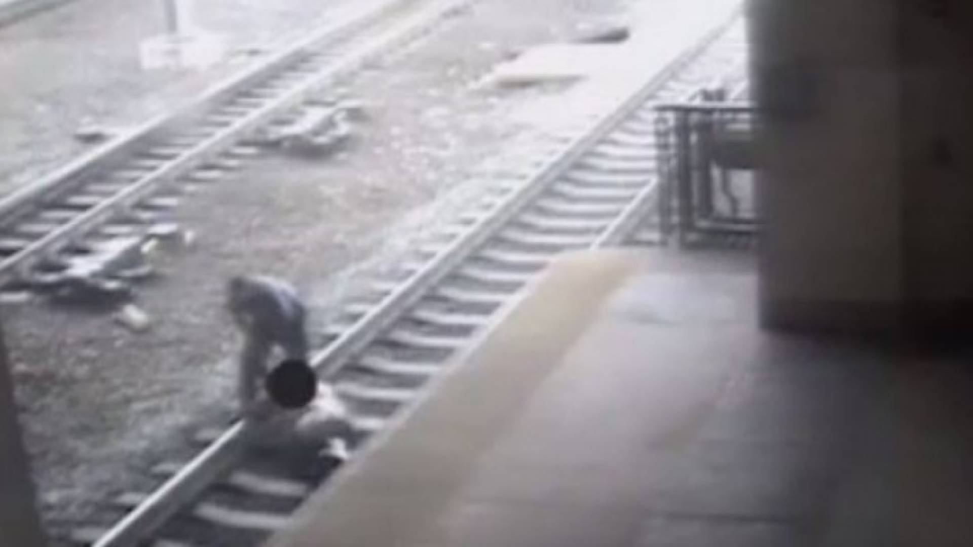 شاهد بالفيديو: رجل ينقذ آخر من دهس قطار في آخر لحظة