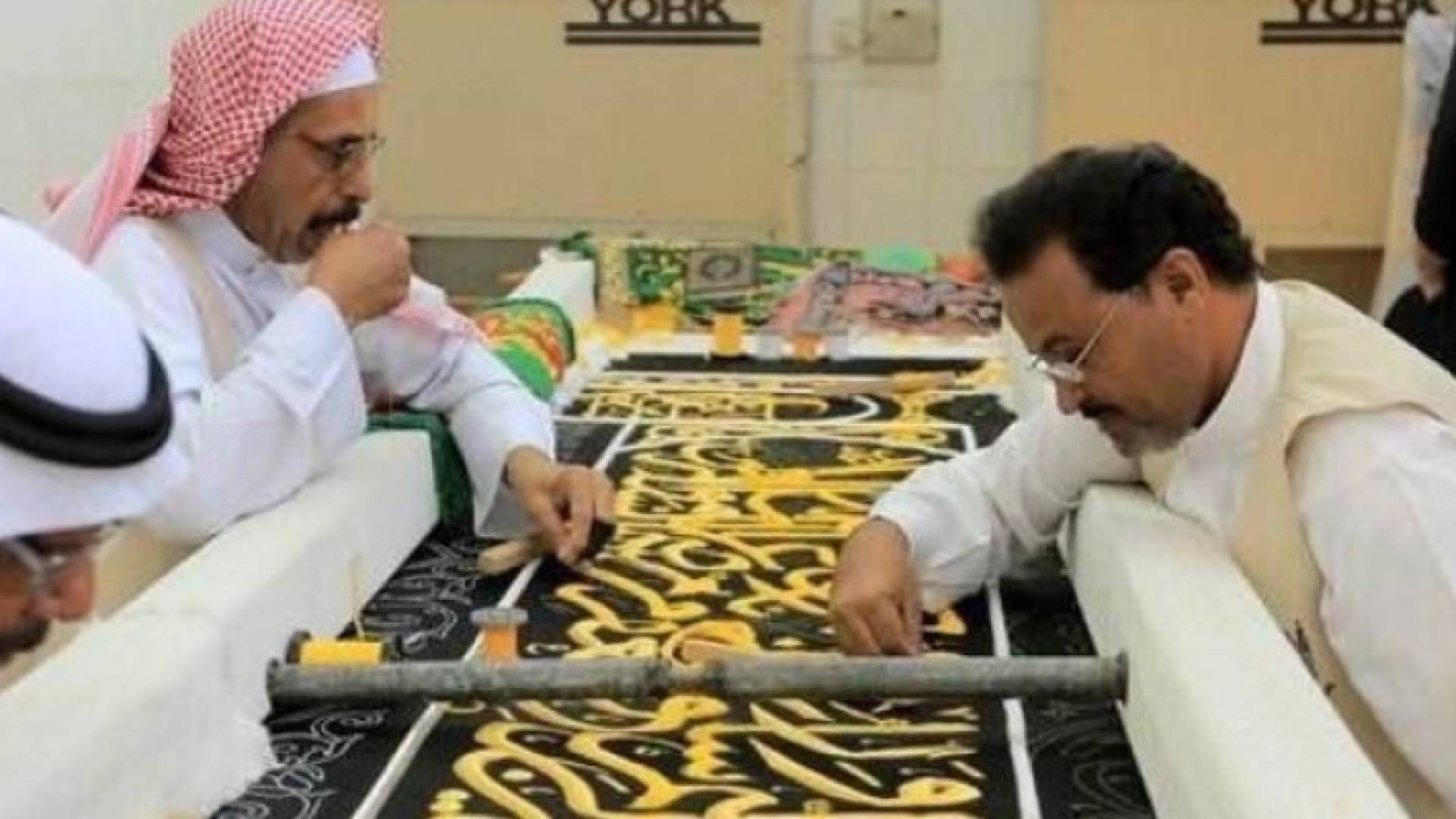 تعرف على التغييرات الجديدة في ثوب الكعبة .. صور
