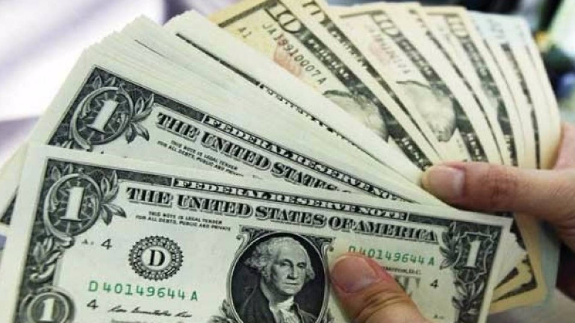 الدولار عند أعلى مستوياته بـ3 أسابيع