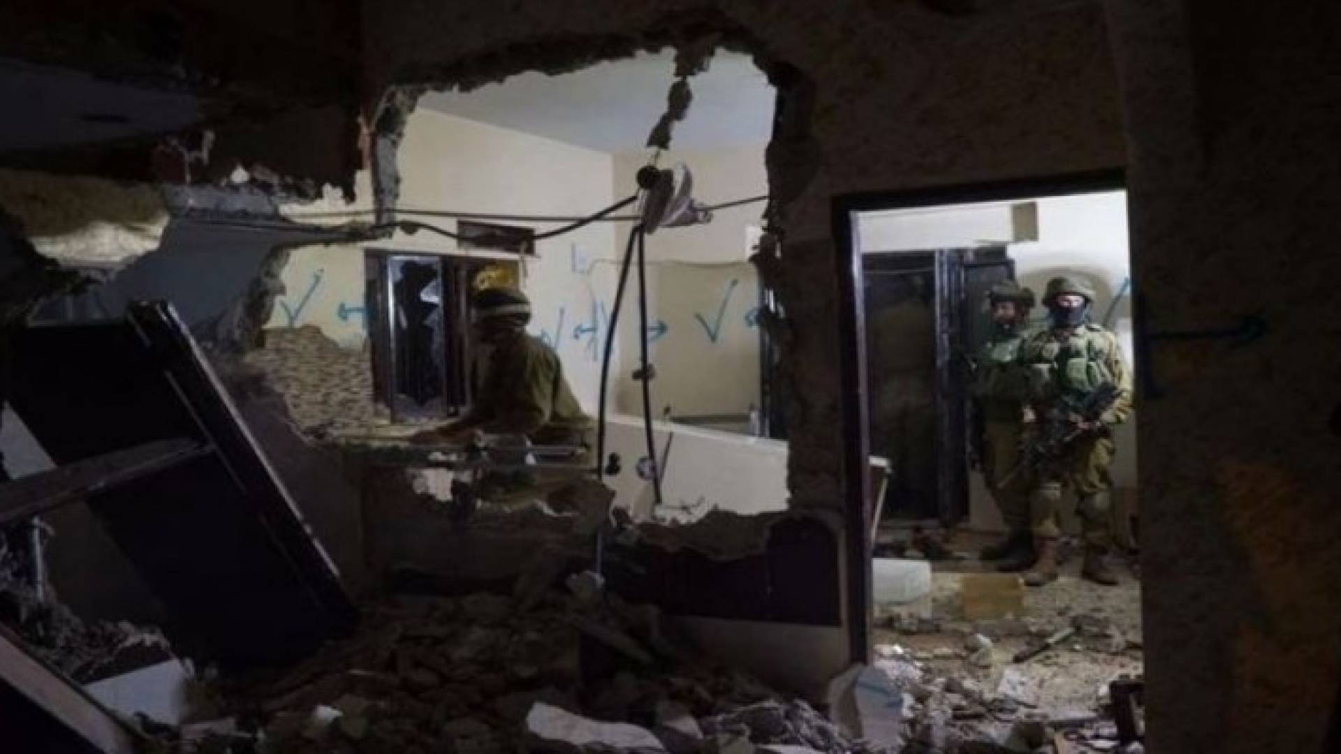 الاحتلال يهدم منزل أسير جنوب الخليل