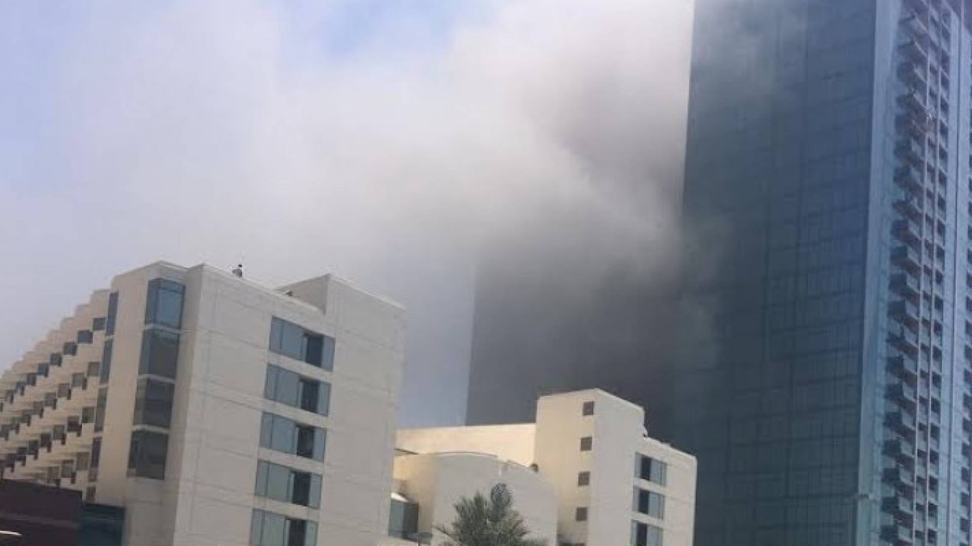 حريق في أحد الأبراج القريبة من مبنى المسافرين في مطار ابو ظبي