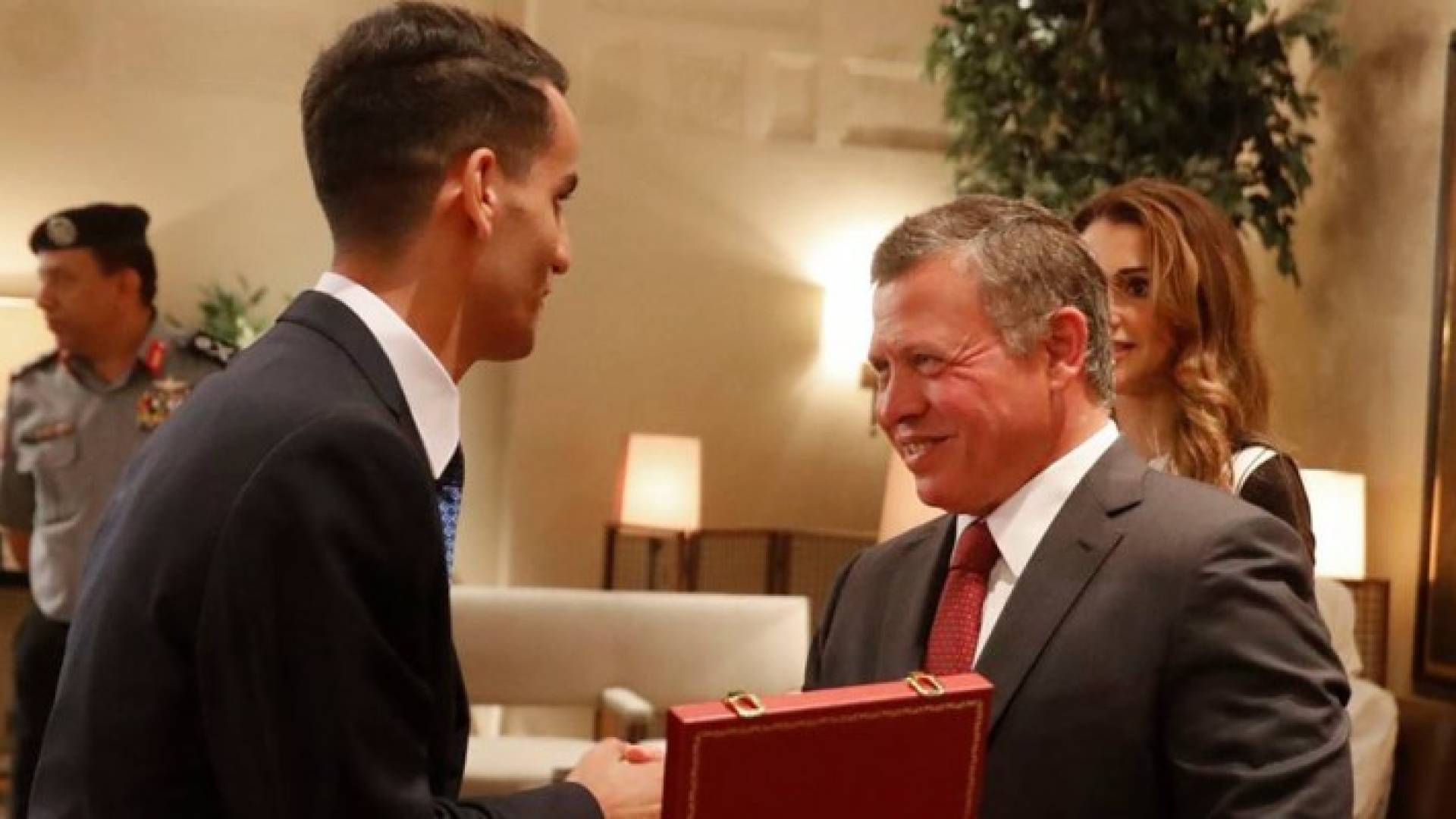 بالصور : الملك ينعم على أبو غوش والعساف بوسام التميز