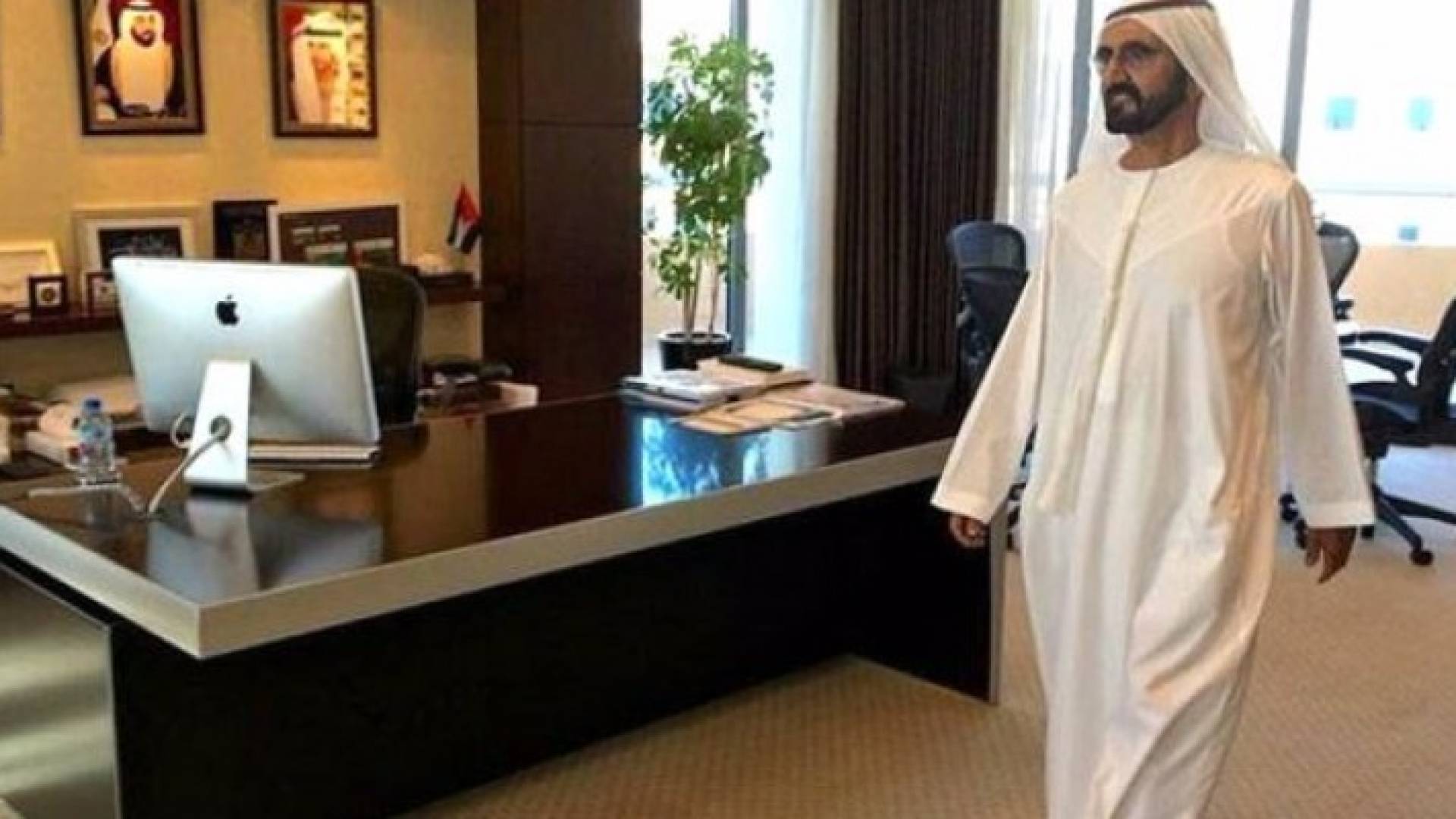 مكاتب خالية تستقبل حاكم دبي في جولة تفقدية مفاجئة