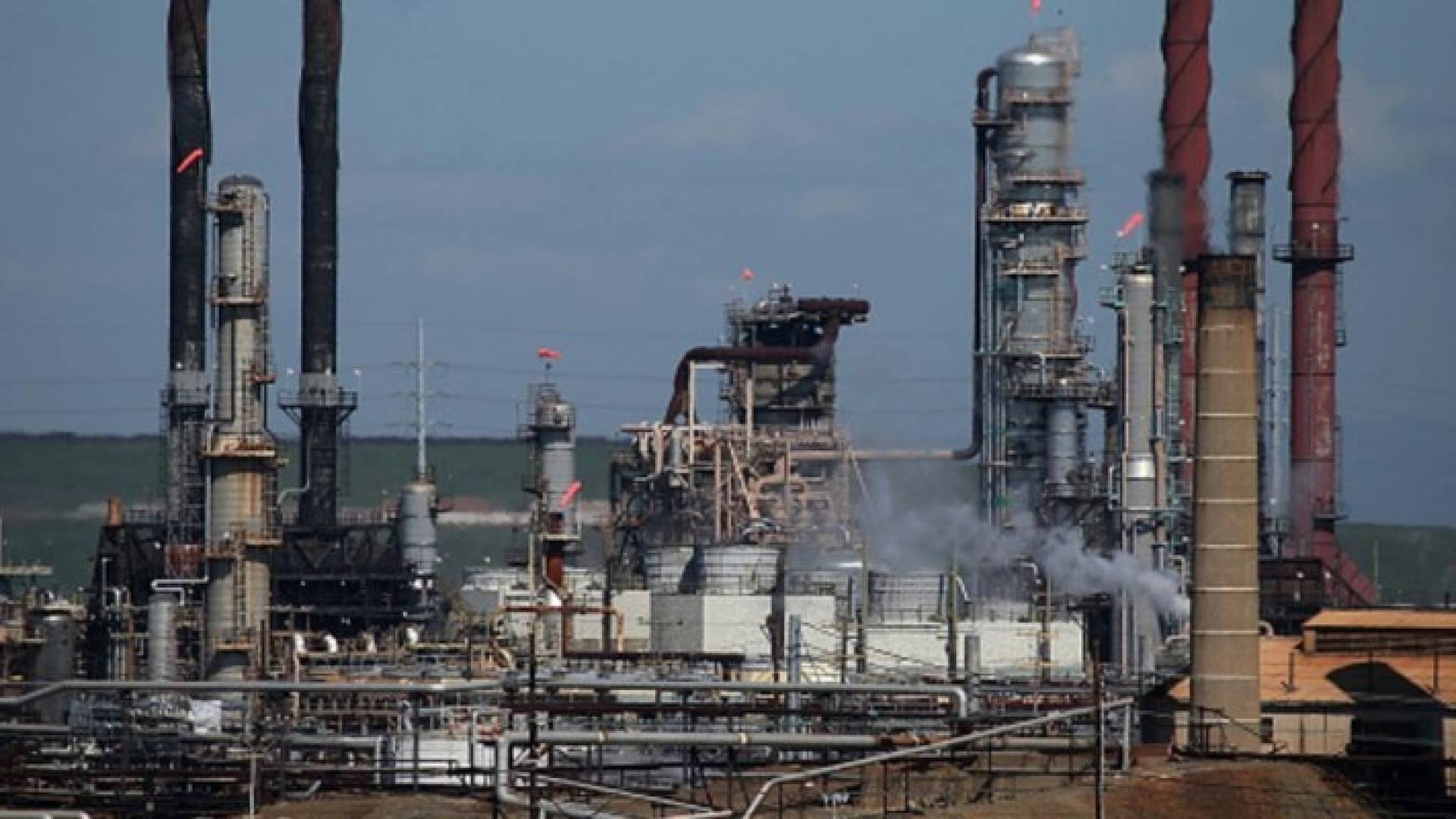 تراجع أسعار النفط مع ارتفاع الدولار وزيادة المخزون