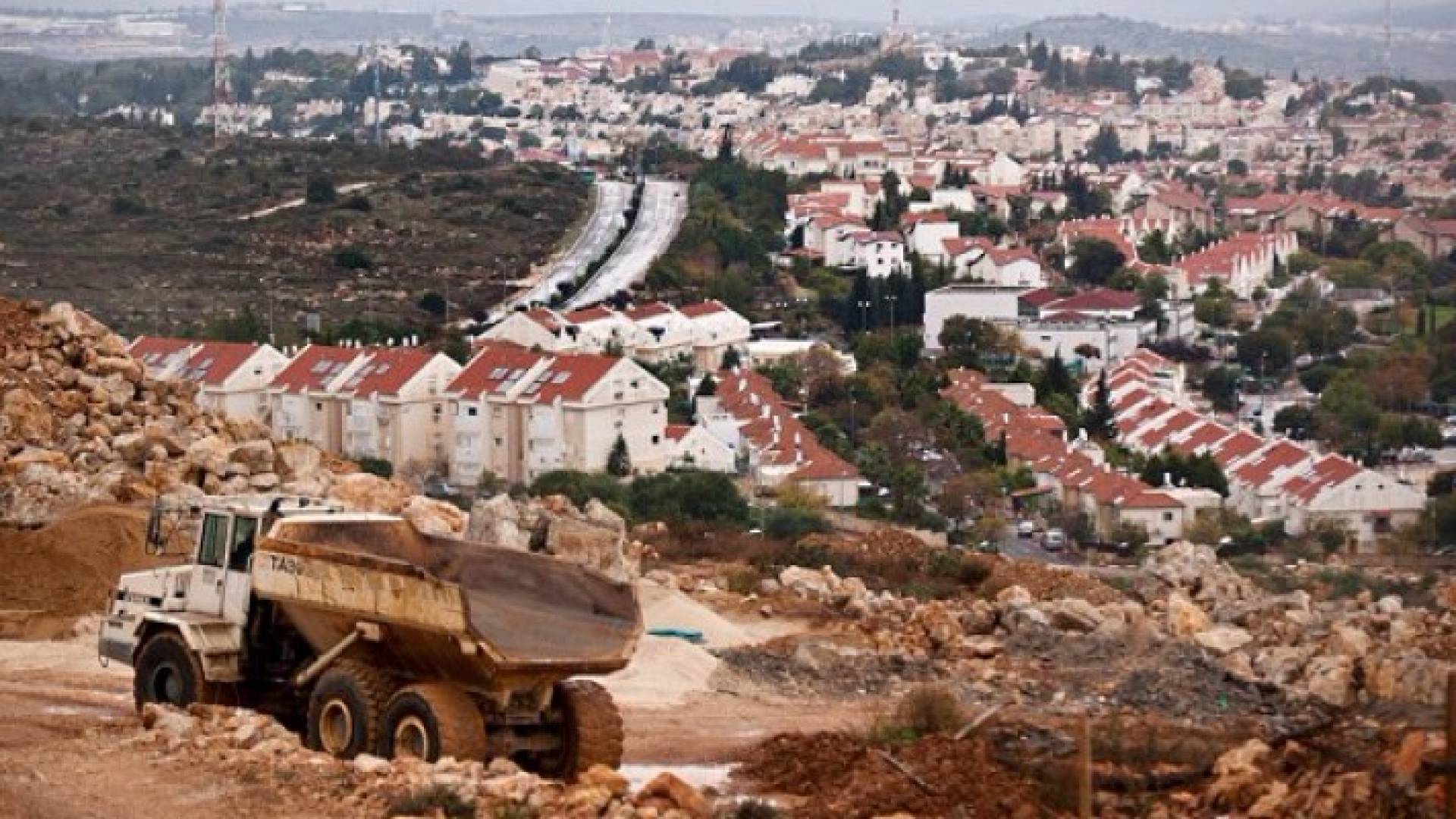 7466 وحدة استيطانية بالضفة والقدس خلال شهر آب