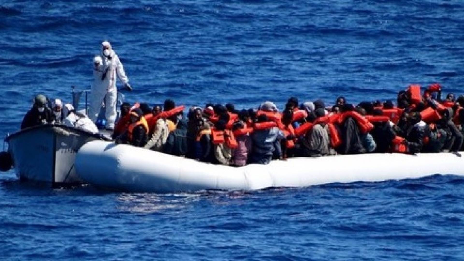 بريطانيا: إنقاذ 700 مهاجر في البحر المتوسط