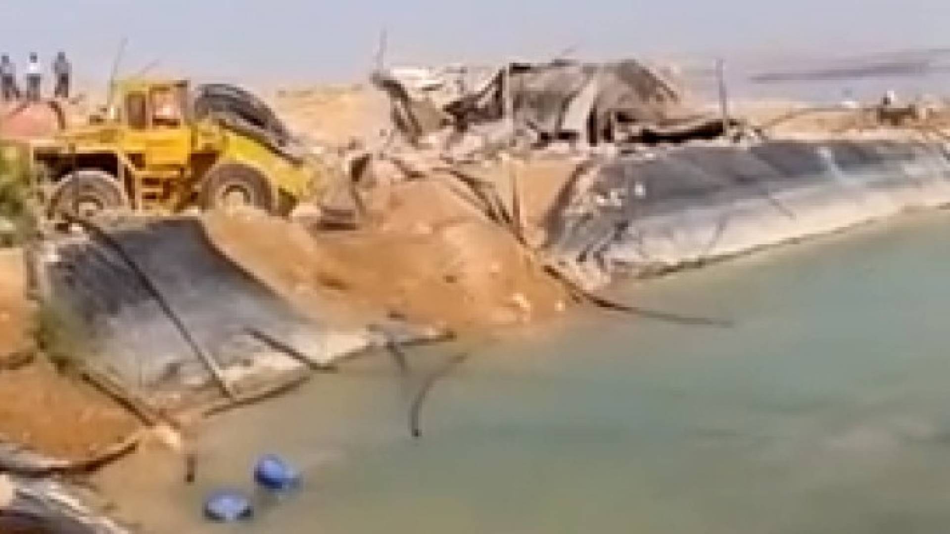 بالفيديو: المياه تزيل اعتداءات مخيفة في منطقة وادي الاردن بآلالاف المترات المكعبة