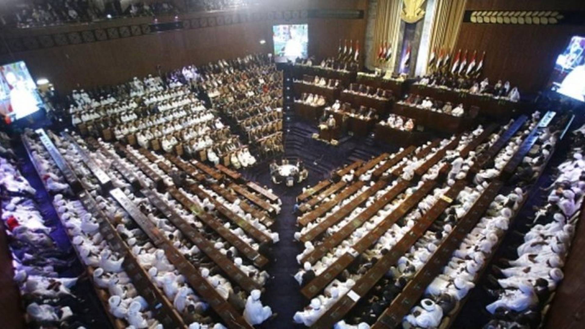 "زوبعة" بالبرلمان السوداني.. والسبب توزيع السيارات