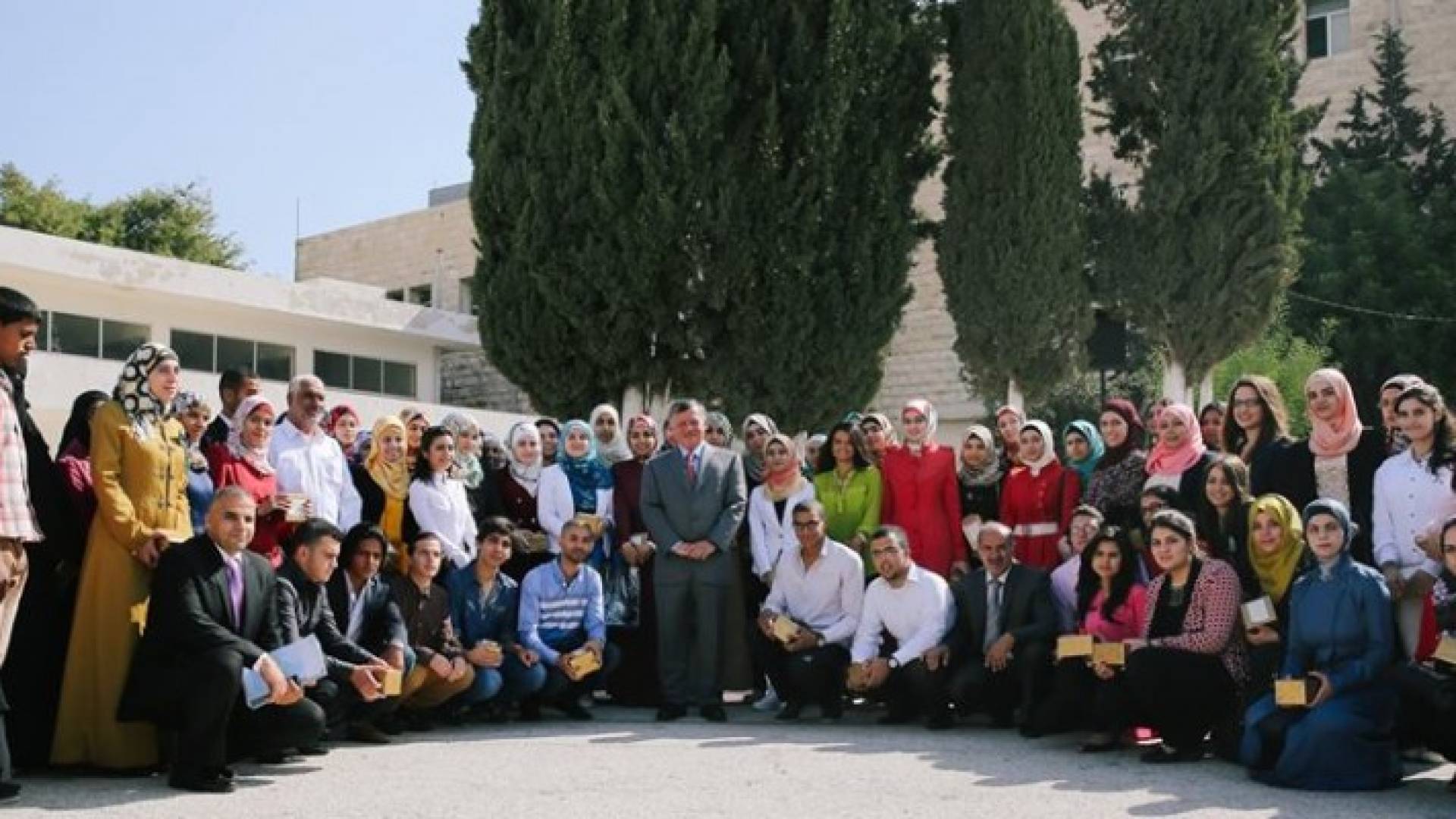 الملك يهنئ طلبة المدارس ويتمنى لهم التوفيق والنجاح