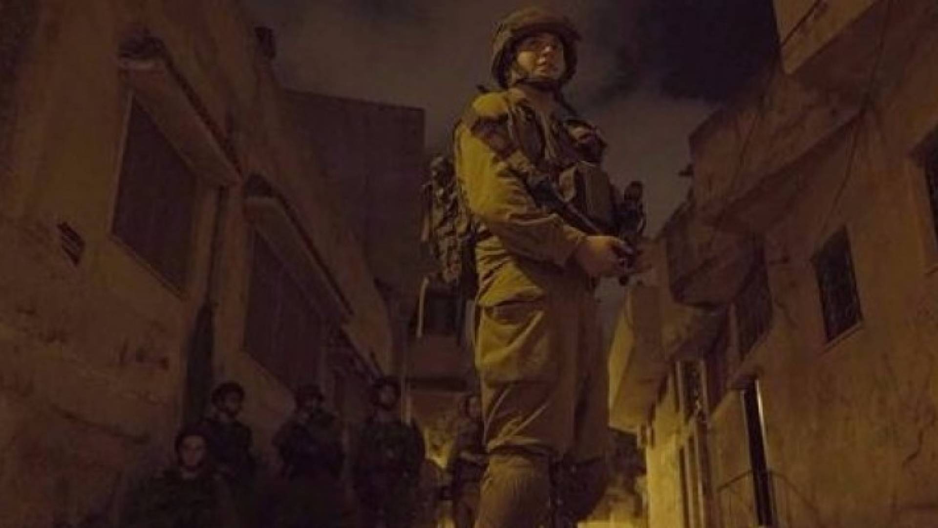 اصابة جندي اسرائيلي بالرصاص في نابلس واعتقال 6 شبان بالضفة