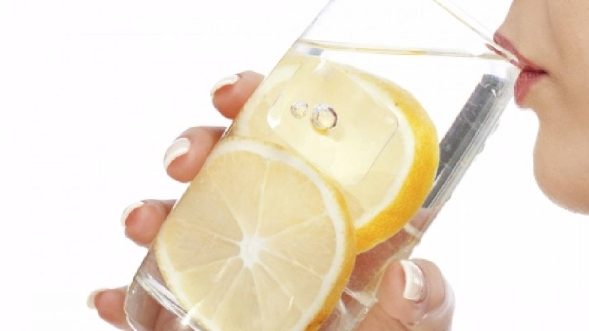 10 أسباب مقنعة تجعلك تشرب ماء الليمون