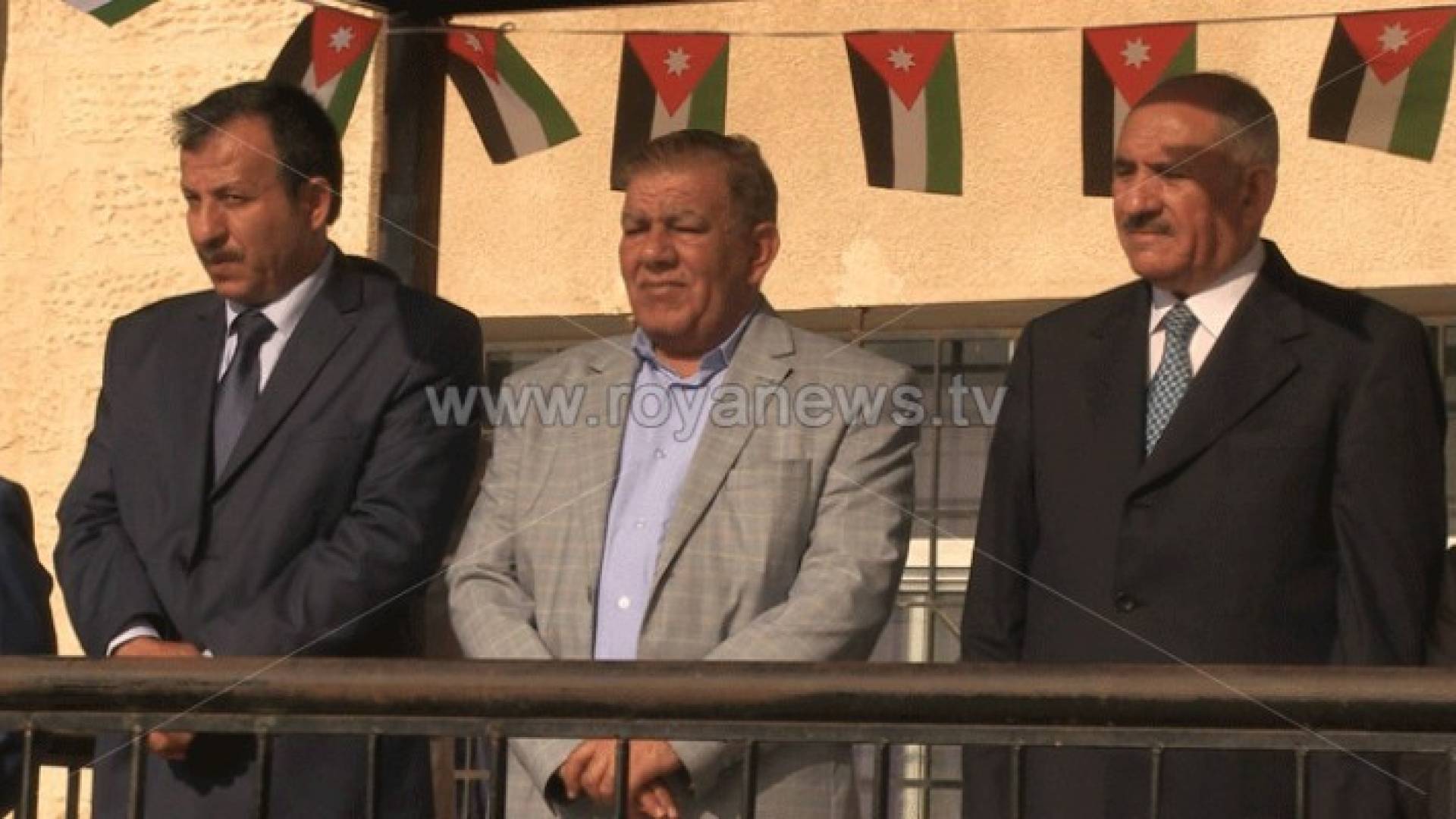 الذنيبات يزور مدرسة في اربد ويهنئ الطلبة ببداية العام الجديد.. صور