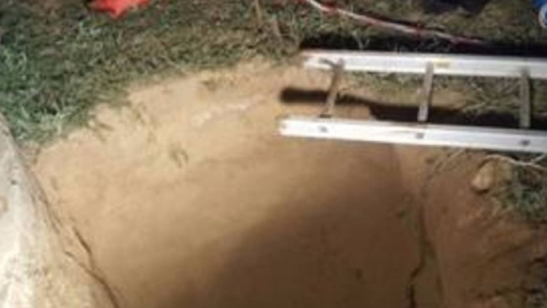أنقذ كلبا من "بئر" عمقها 30 مترا ثم سقط ومات