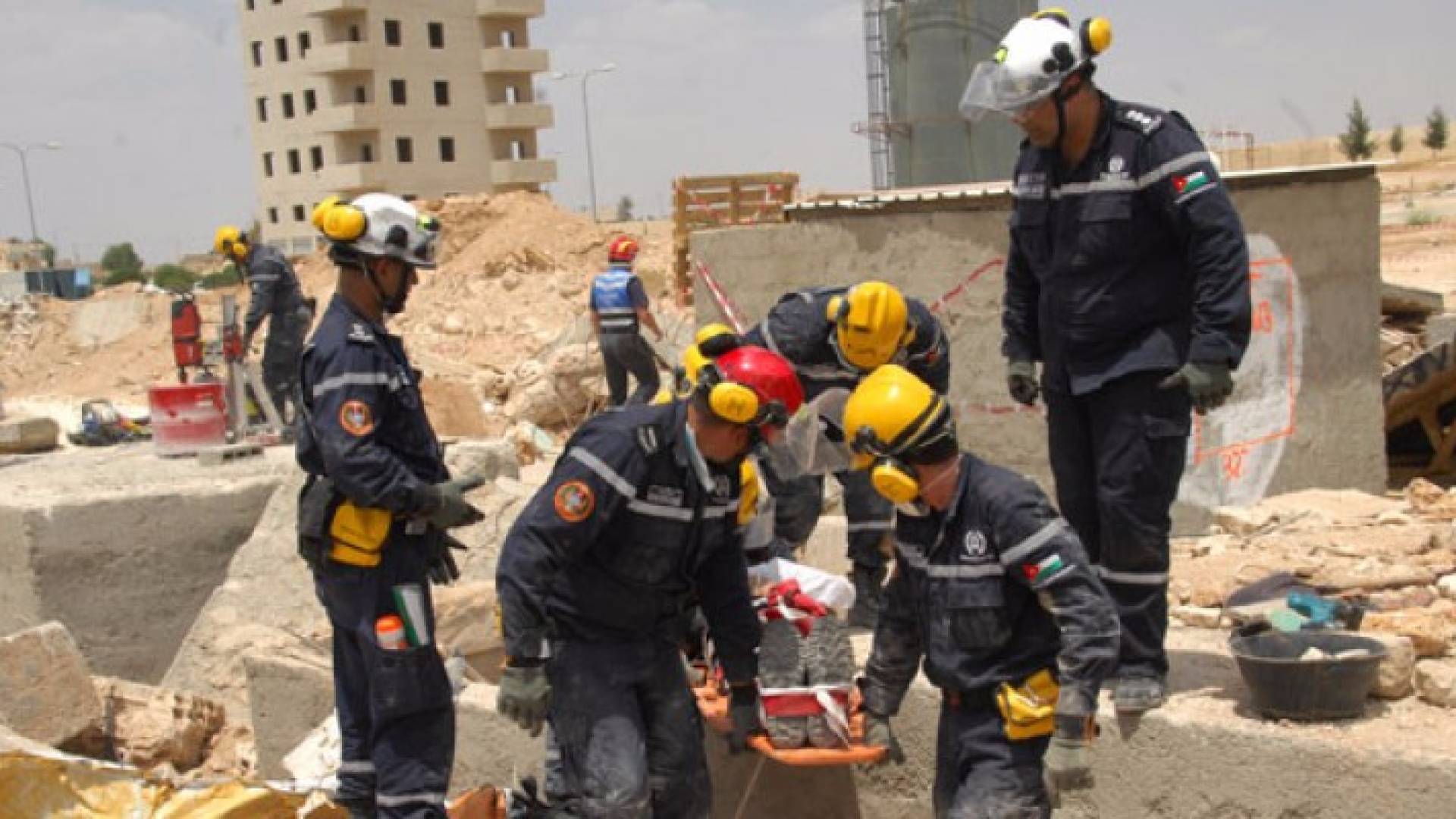 إكراميات نقدية لذوي شهداء الدفاع المدني
