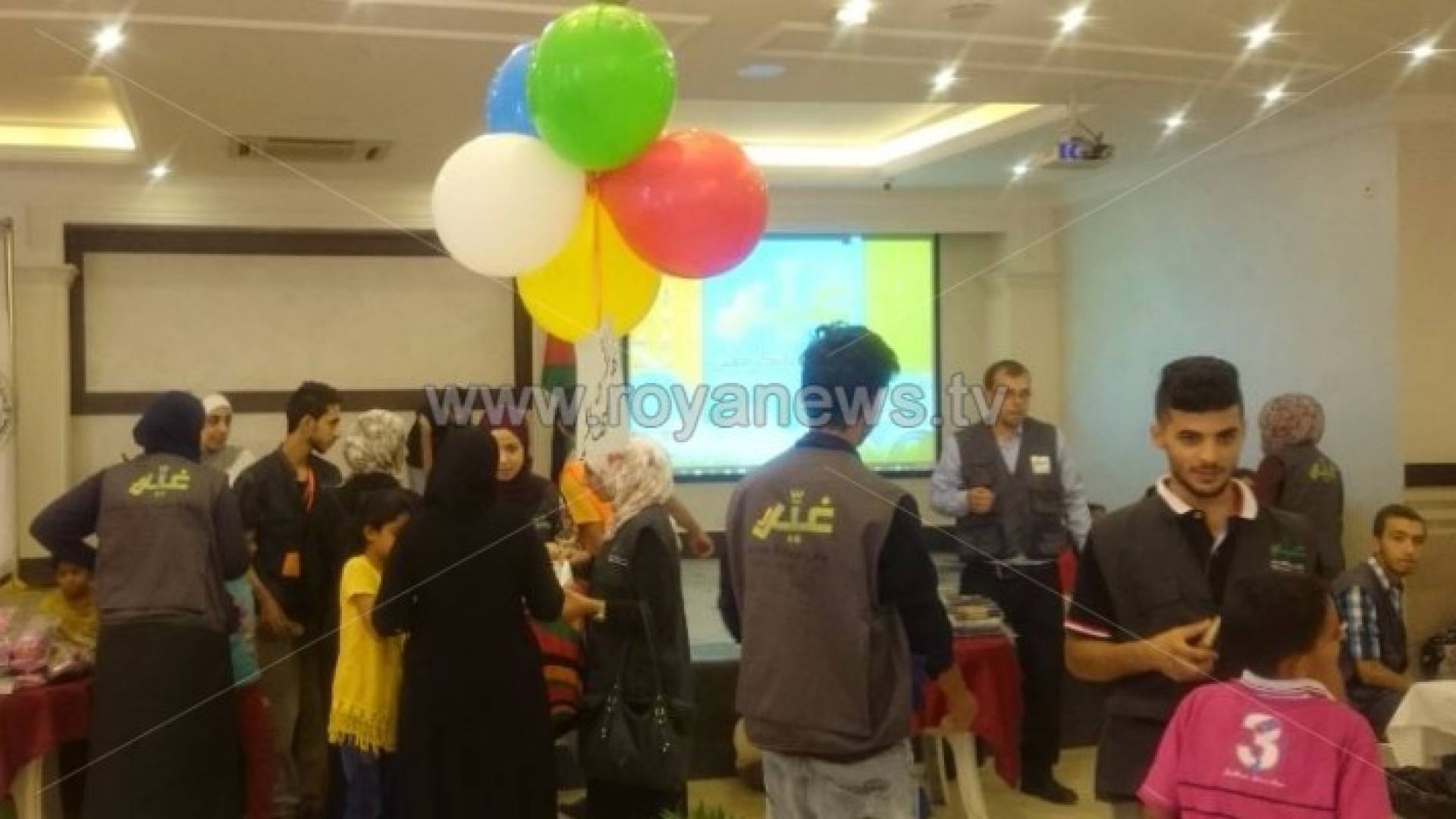 توزيع كسوة العيد لعدد من الأطفال بمجمع النقابات