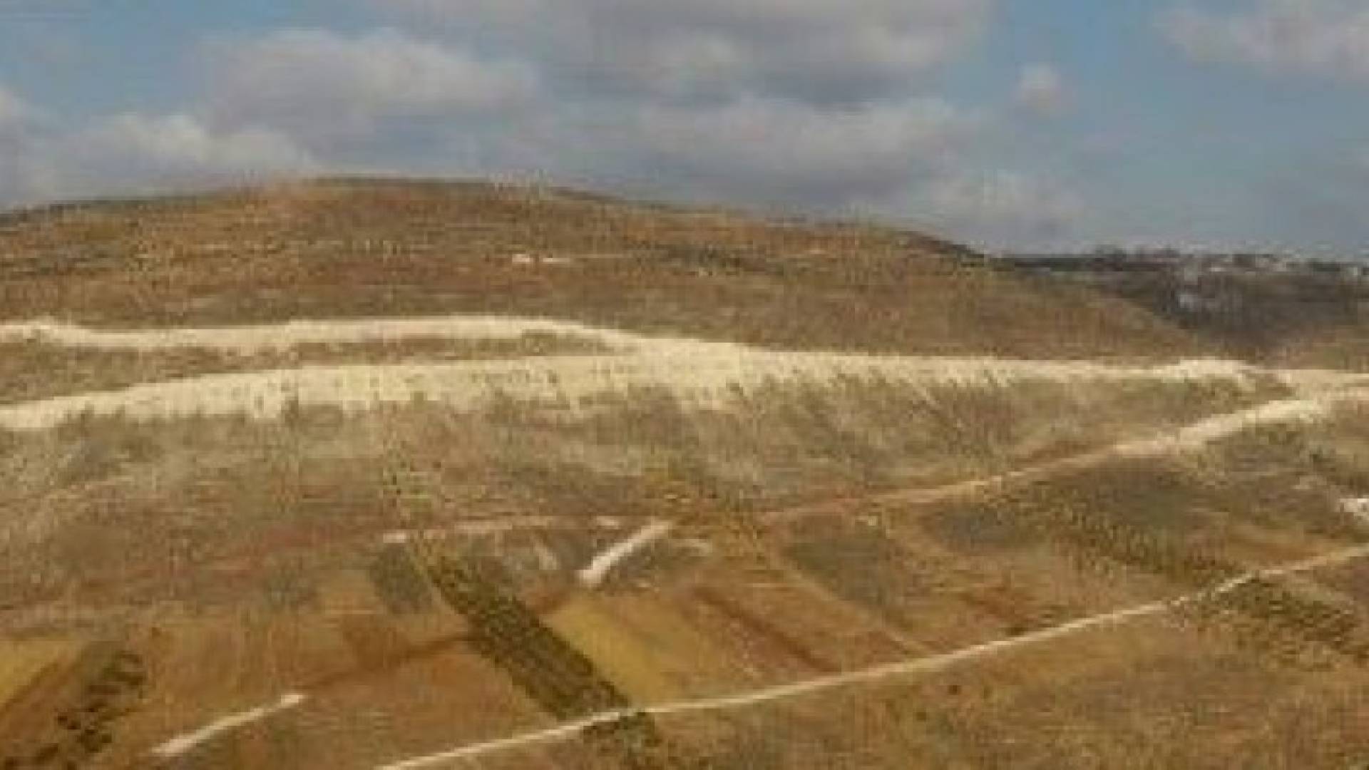 مستوطنون يحتجون على شق طرق للفلسطينيين جنوب نابلس