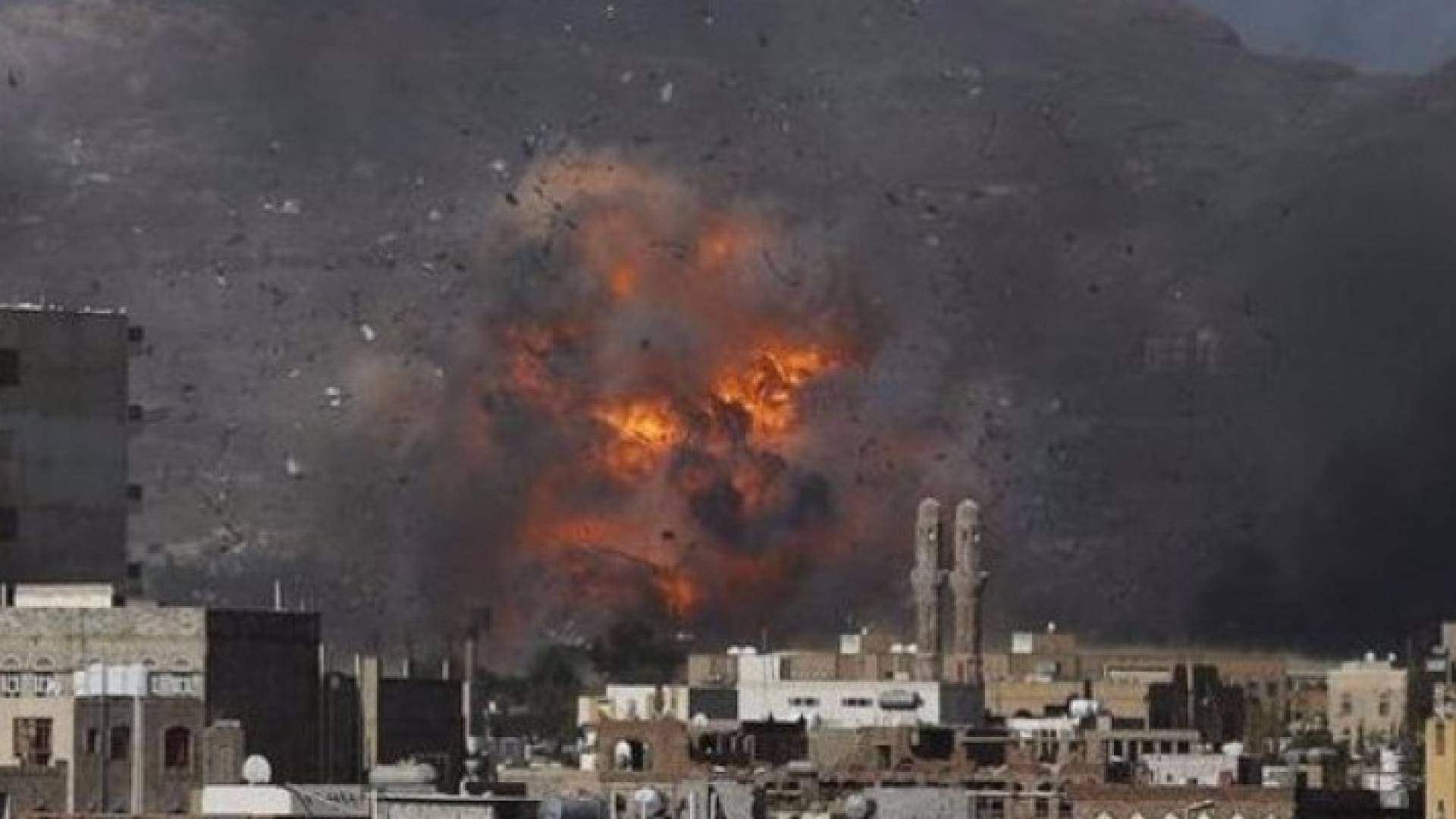 التحالف يقتل قياديين حوثيين.. وتواصل الاشتباكات في تعز