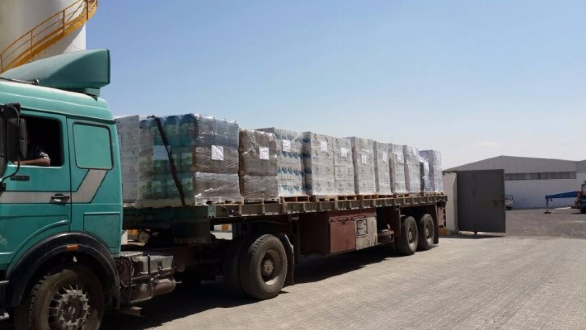 زيتك تصدر الشحنة الثانية من الزيوت المعدنية للسوق الفلسطيني..صور