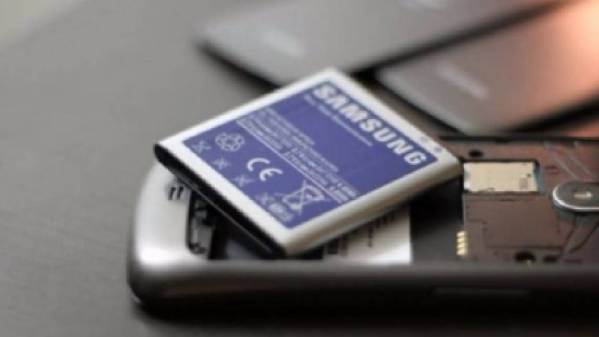 لهذه الأسباب تنفجر بطاريات الهاتف