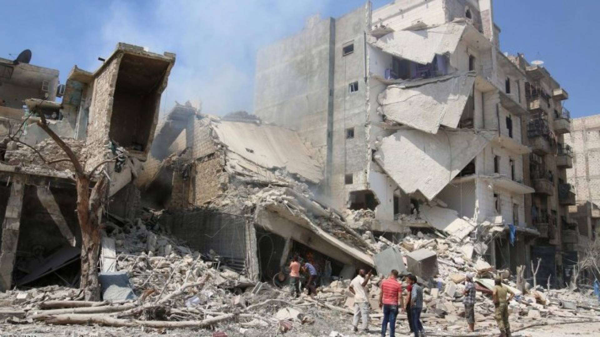  تشهد حلب قتالا شرسا بين القوات الحكومية والمعارضة المسلحة.