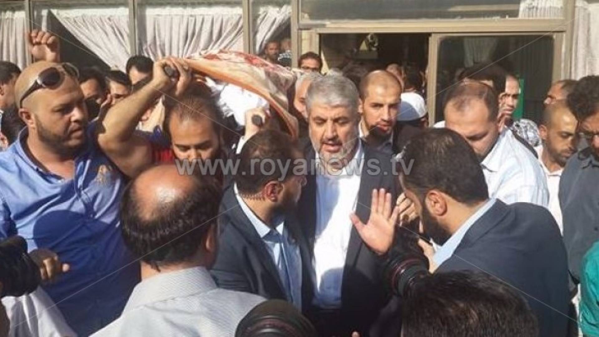 بالصور: مشعل يشارك بتشييع جثمان والدته