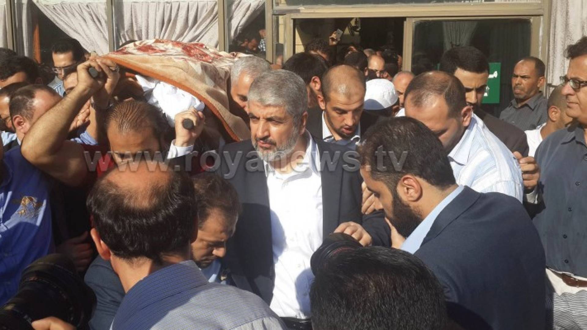 بالفيديو: هذا ما قاله مشعل بعد تشييع جثمان والدته في عمان