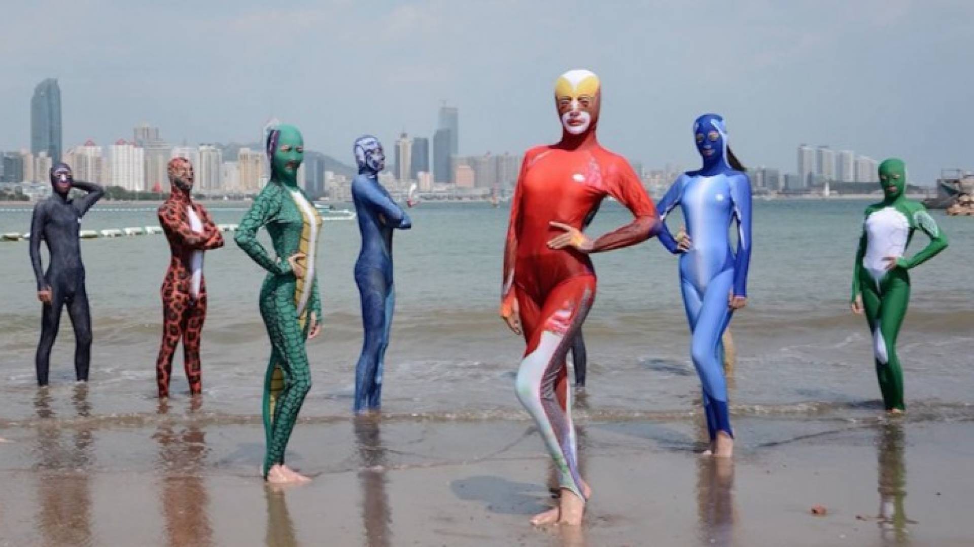 شاهد.. "فيسكيني" لباس بحر يشبه "البوركيني" يجتاح شواطئ الصين