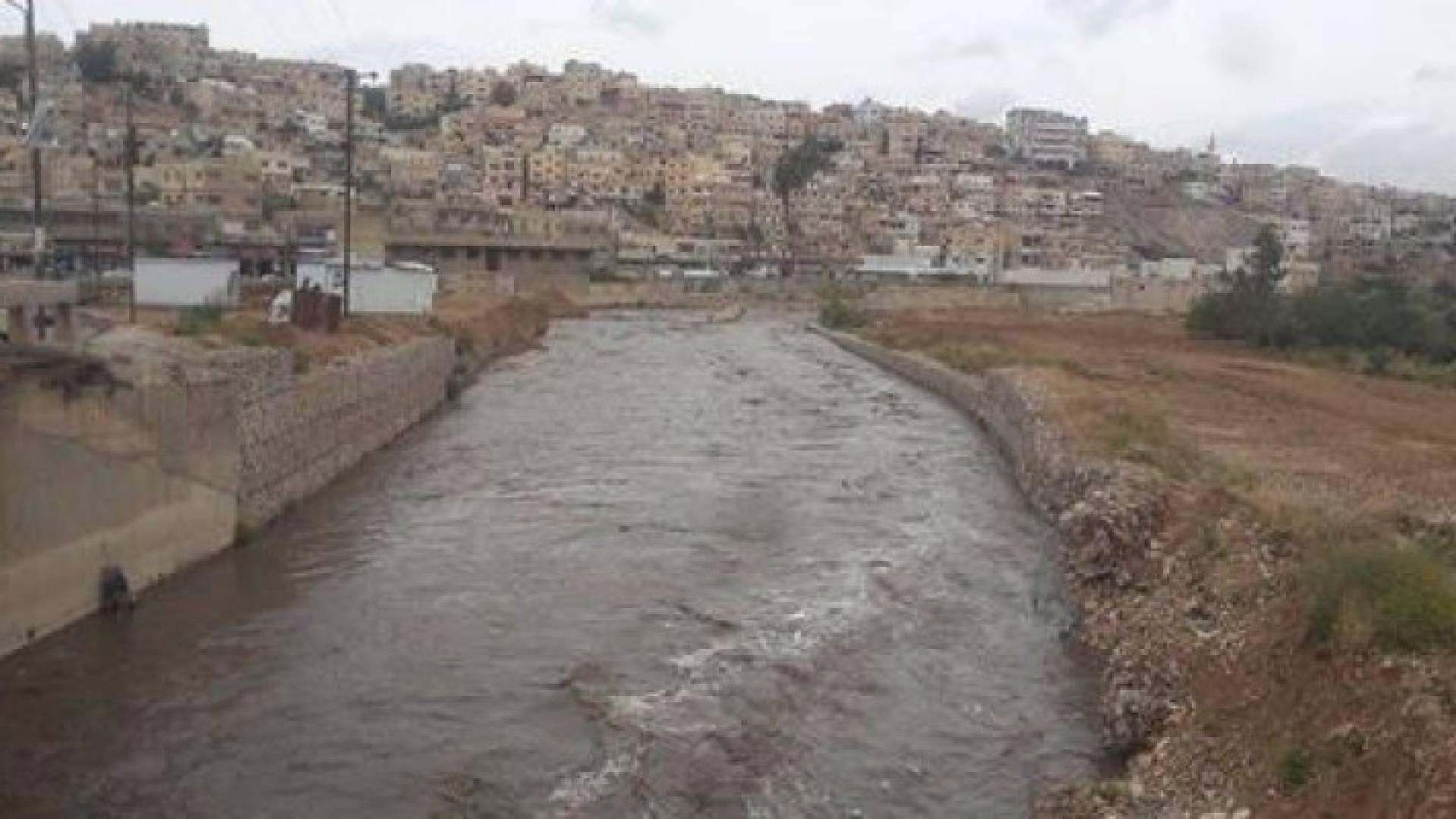 تفاصيل العثور على جثة الطفلة المفقودة في سيل الزرقاء منذ ثلاثة ايام