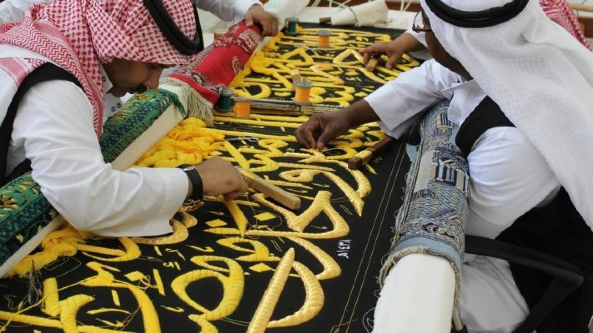 الحرير من المانيا والذهب من ايطاليا .. تعرف كيف تصنع كسوة الكعبة .. صور