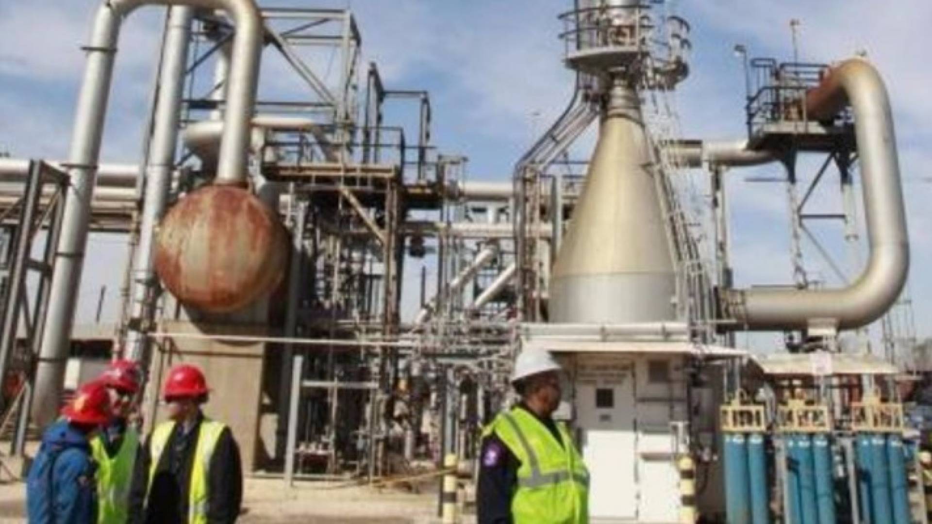 الخام يهبط بسبب مخاوف من وفرة المعروض