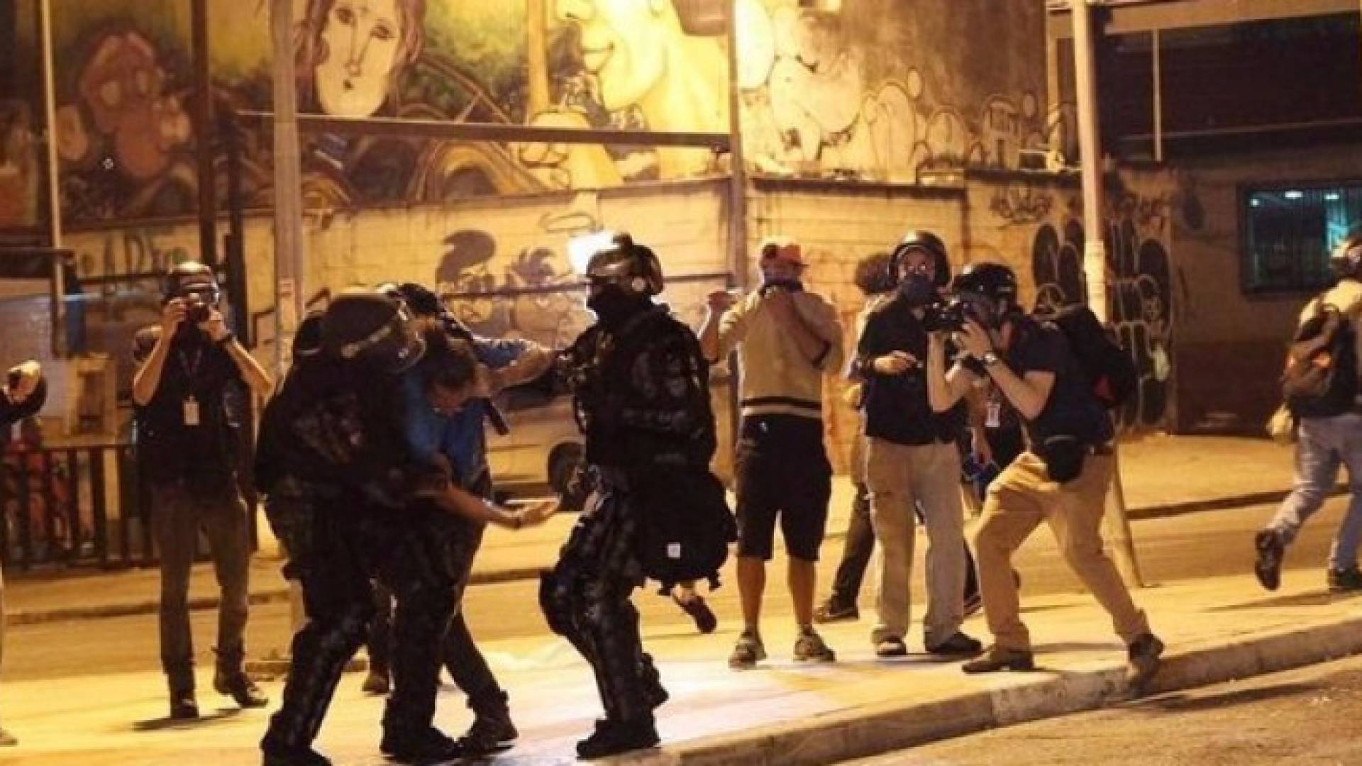 البرازيل.. متظاهرون يحرقون دمية للرئيس تامر في تابوت