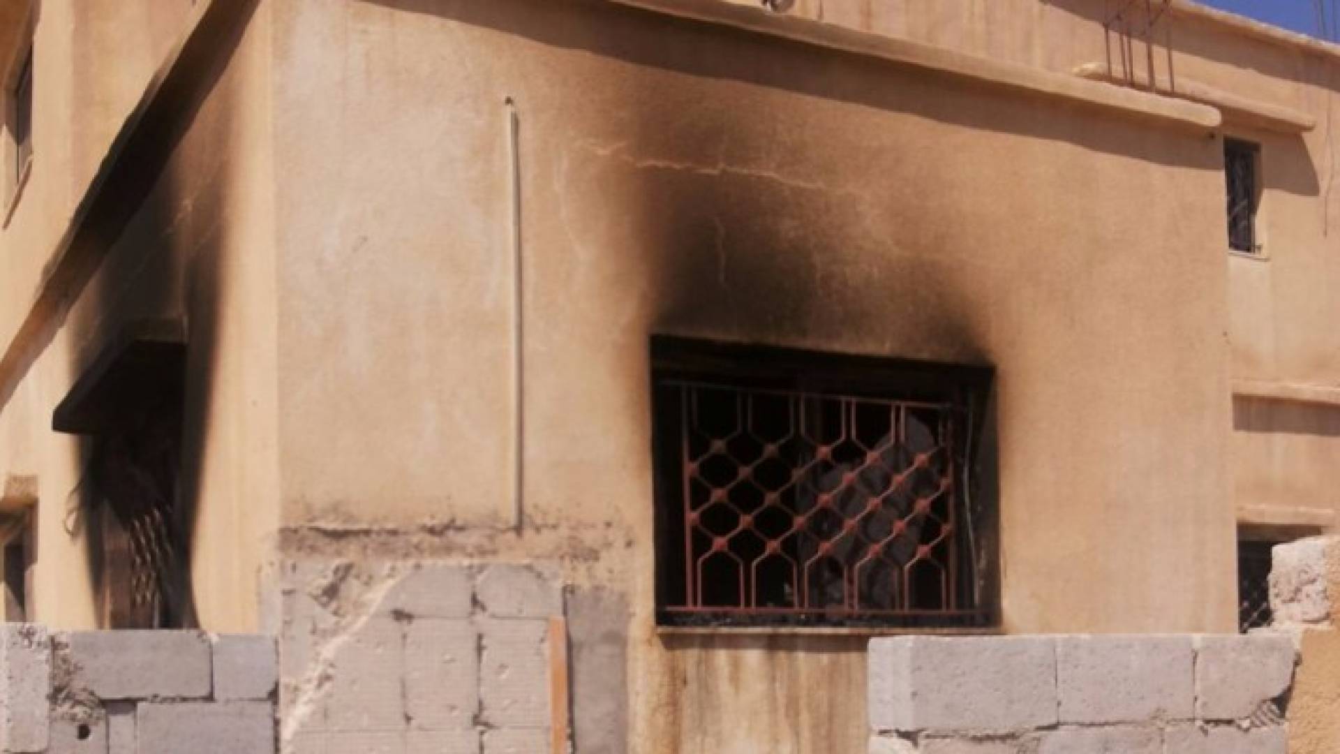 بالصور .. حريق يلتهم منزلا في القطرانة