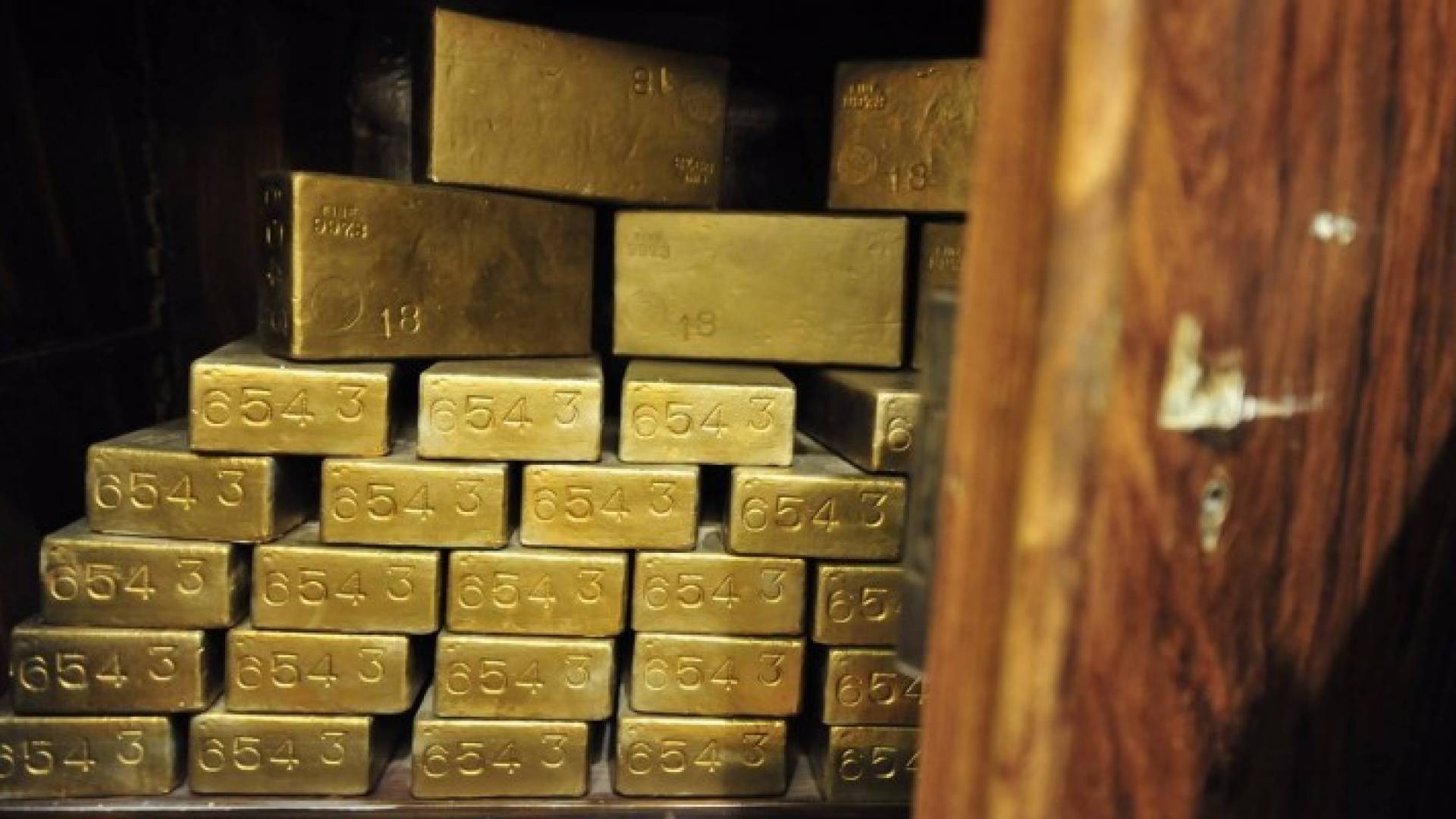 الذهب مستقر مع تراجع الدولار