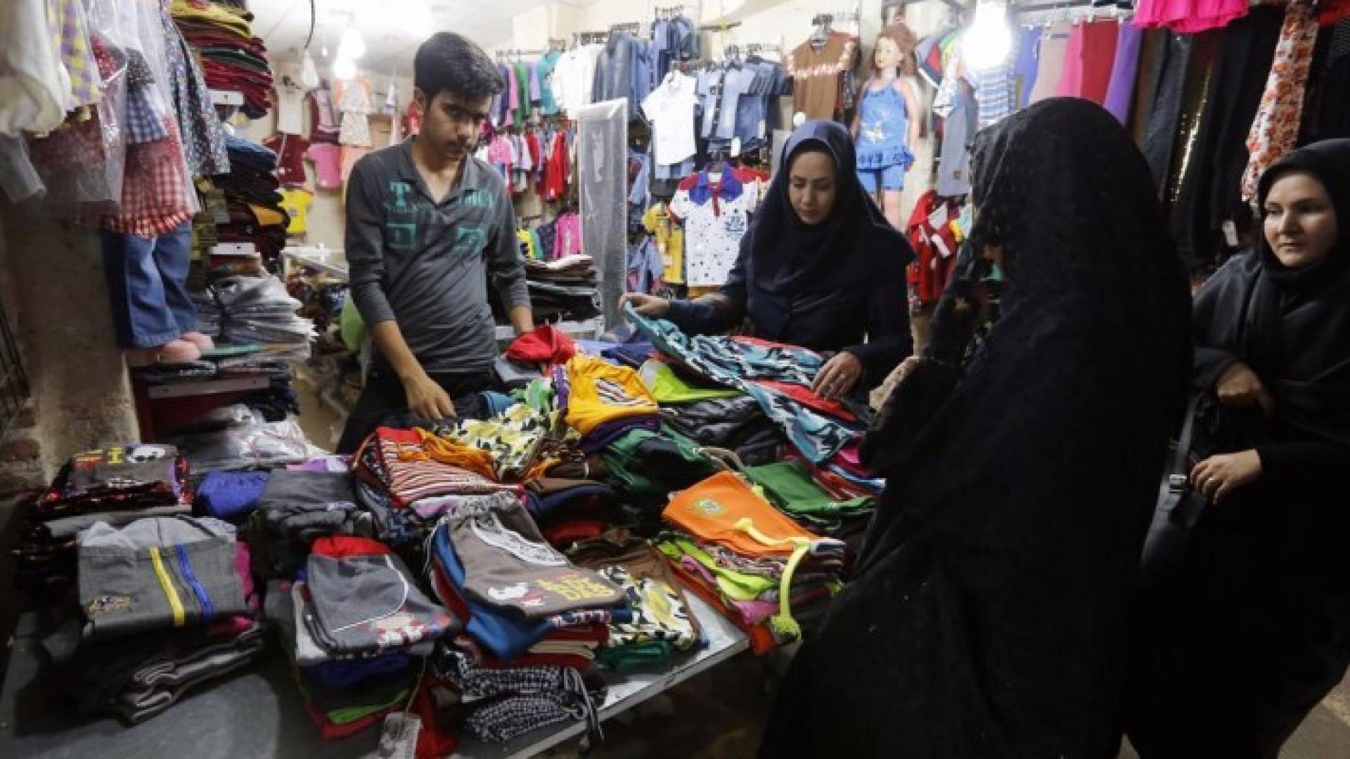 إيران تغلق 800 متجر بسبب "بضائع غير لائقة"