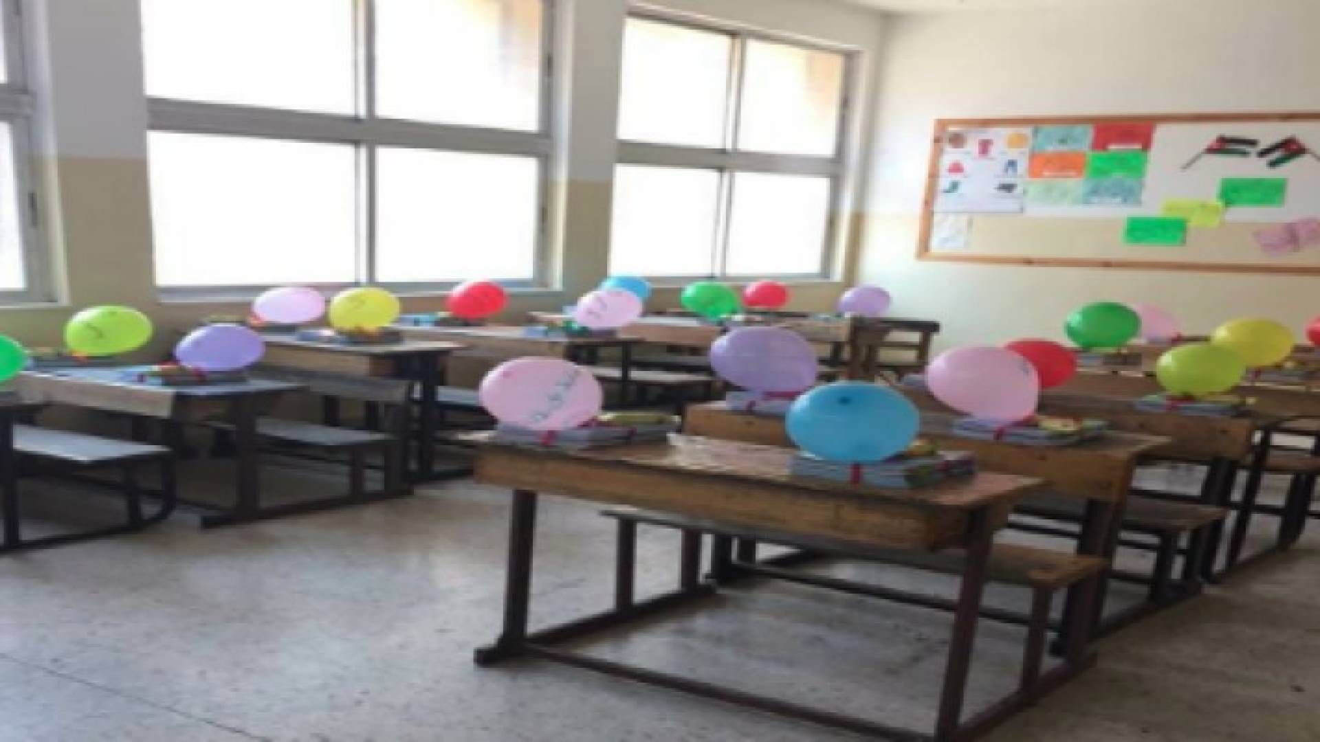 بالصور .. معلمة أردنية ترحب بطلبتها بطريقة غير تقليدية
