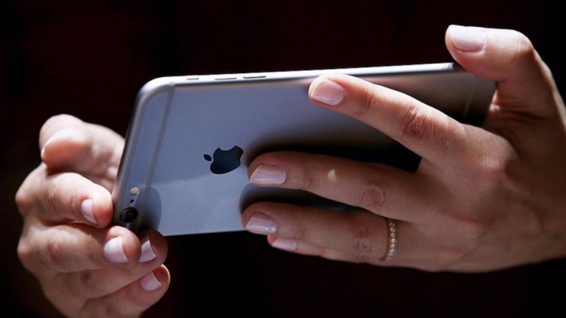 أبل تكسر التقاليد في آيفون 7