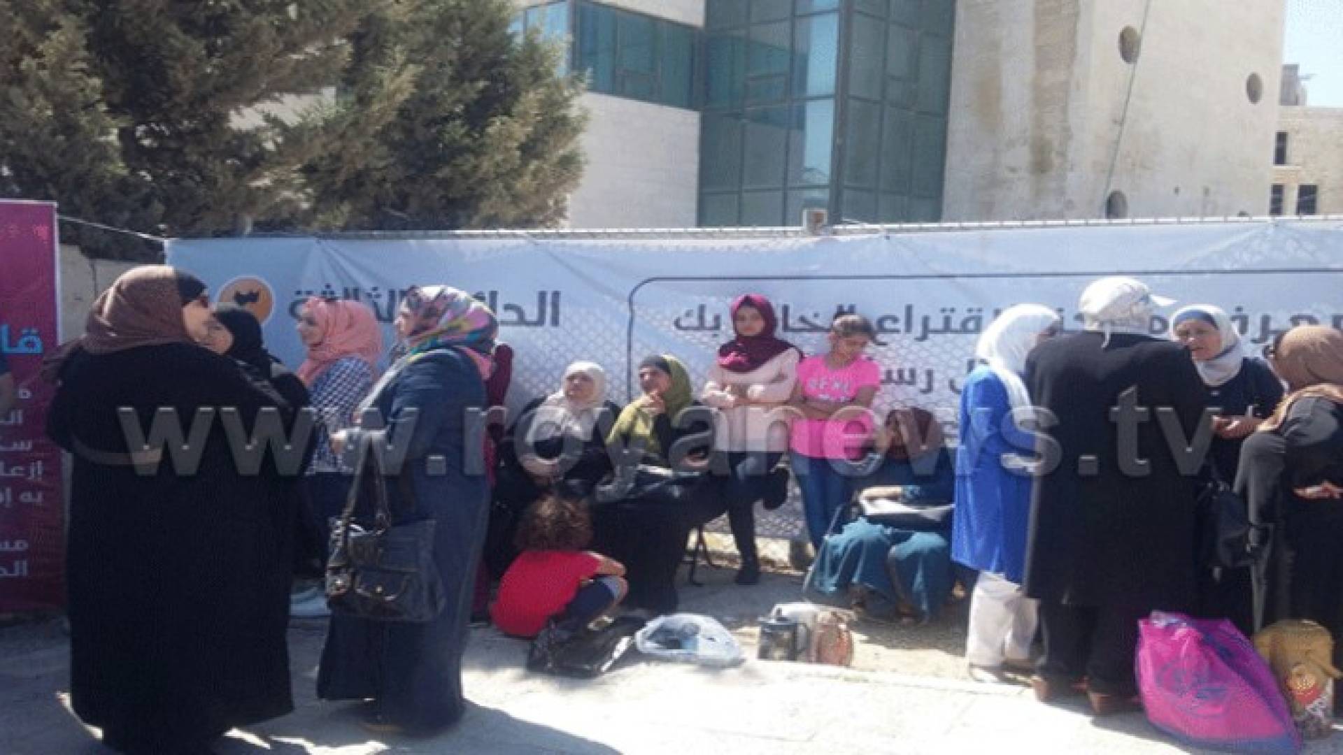 الأمن يفض اعتصاما لذوي طلبة اعتصموا أمام " الرئاسة "