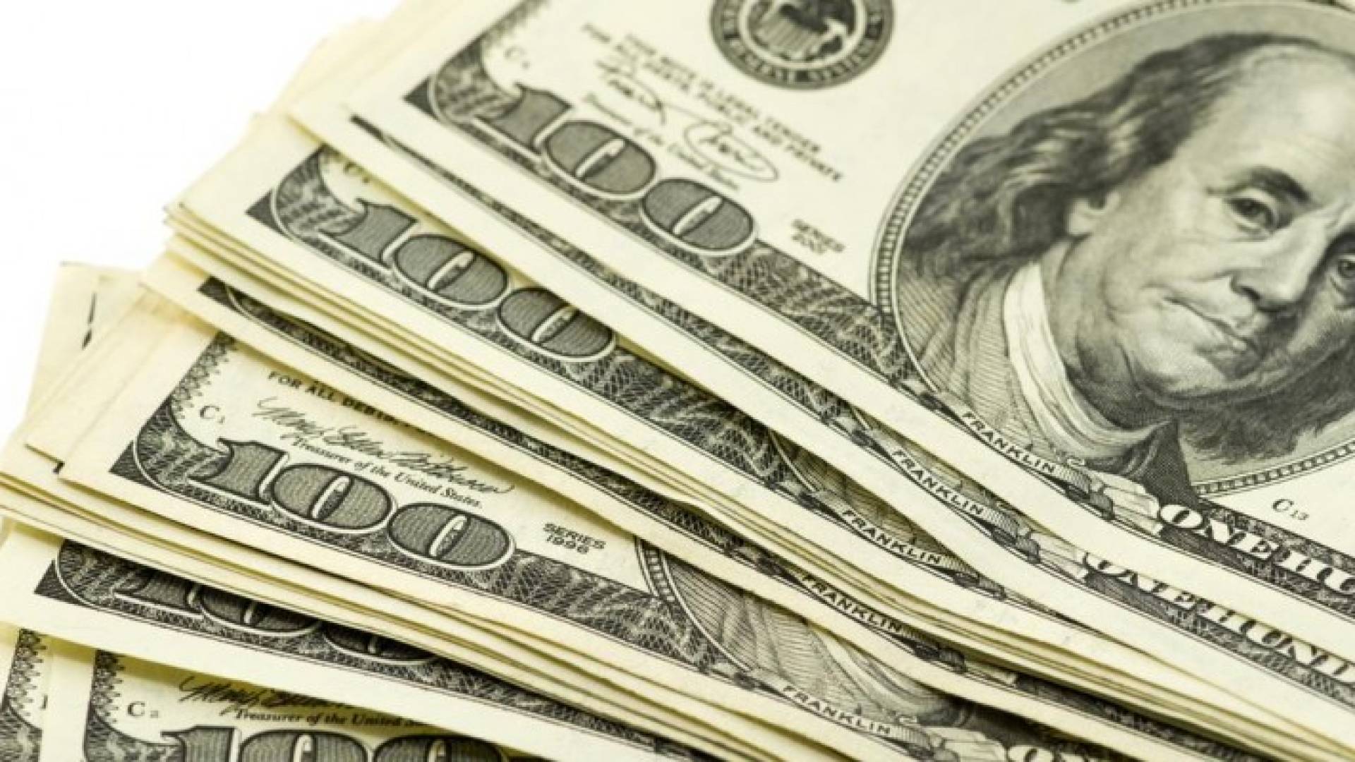 الدولار يتراجع بعد بيانات ضعيفة للاقتصاد الأميركي