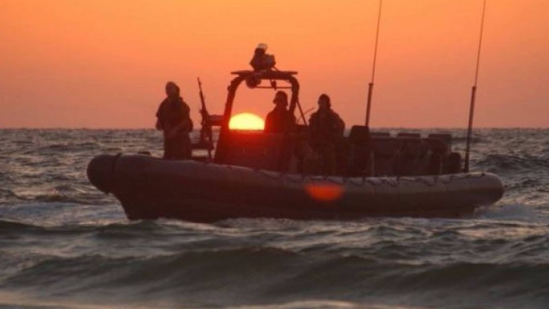 الاحتلال يستهدف مراكب الصيادين في بحر غزة