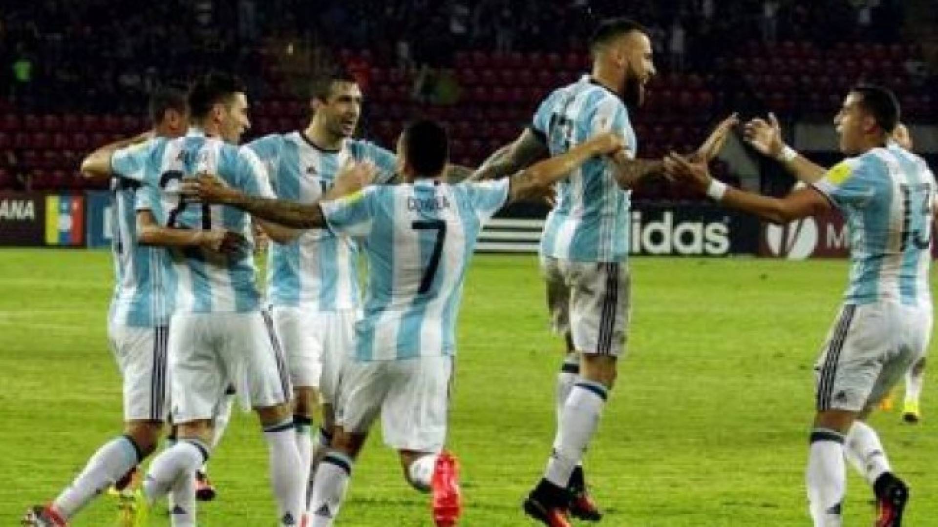 الأرجنتين تتعادل مع فنزويلا بتصفيات كأس العالم وأوروجواي تتصدر