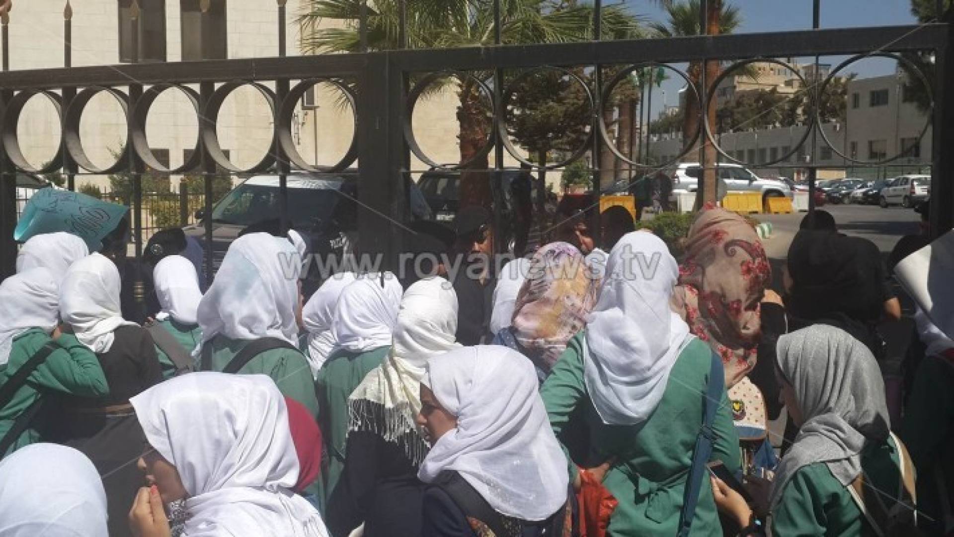 بالصور: الأمن يمنع معتصمات من دخول مبنى التربية