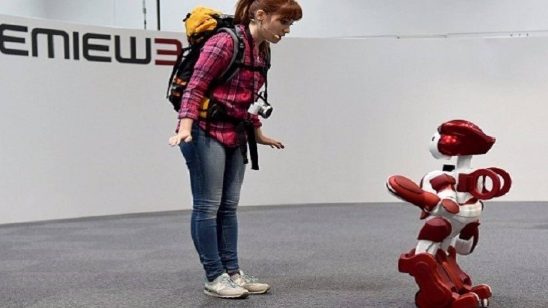 الروبوتات تستقبل المسافرين في مطارات اليابان