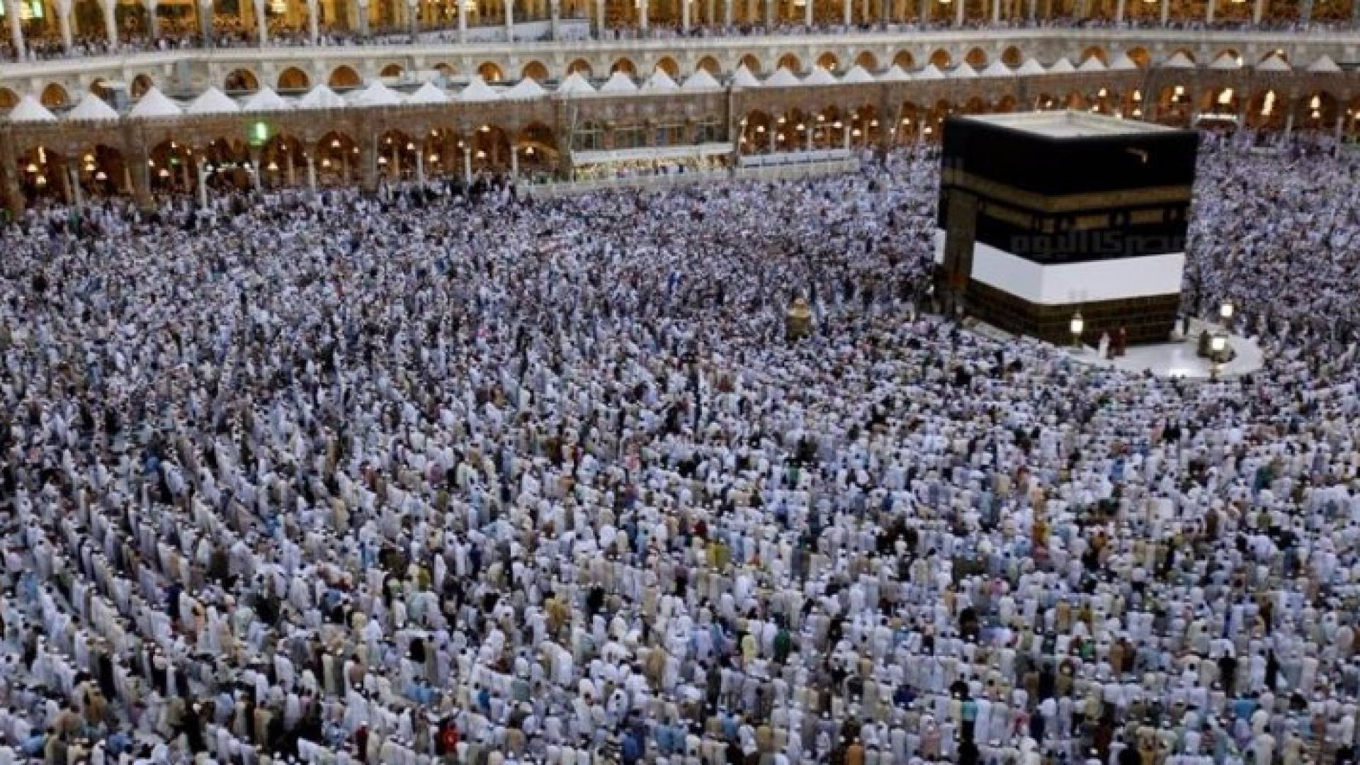 حشود هائلة من الحجاج في المسجد الحرام عشية بدء مناسك الحج