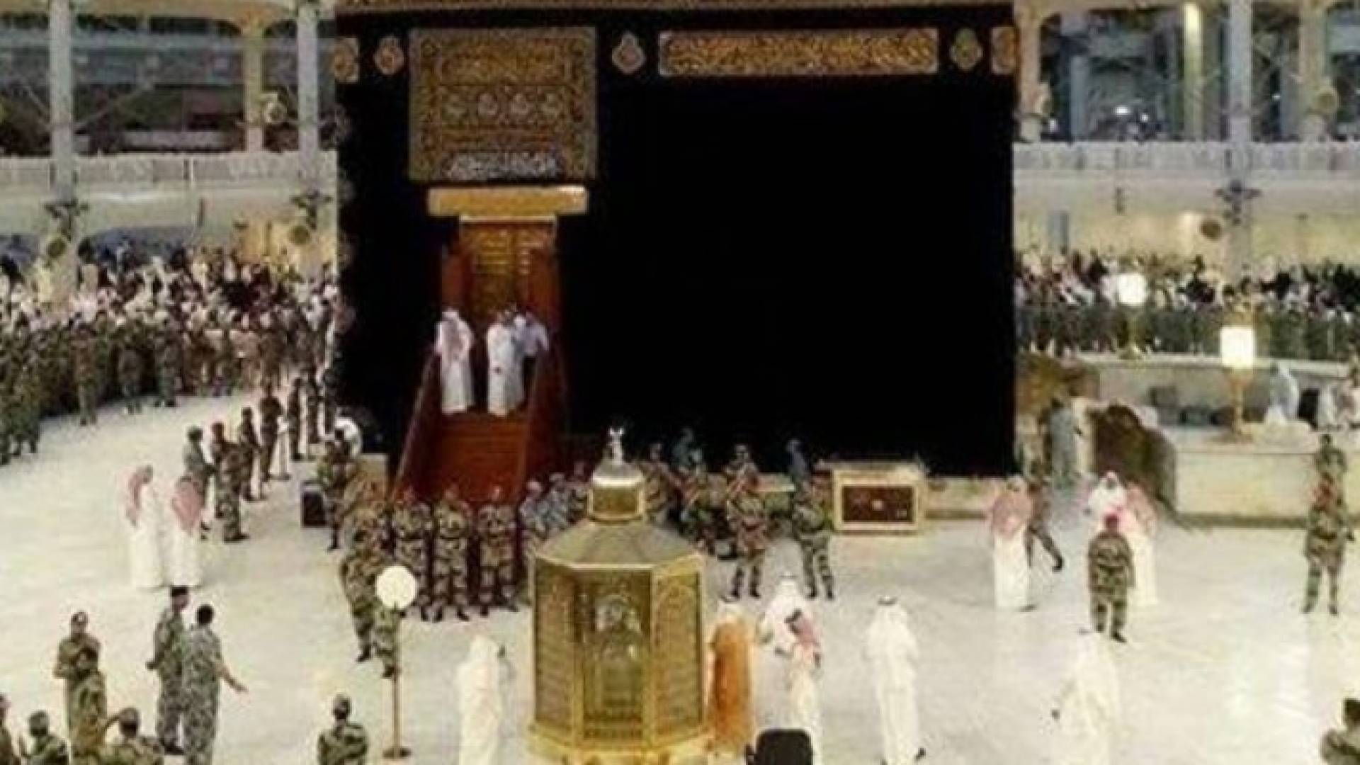 لماذا تفتح أبواب الكعبة مرتين سنويا؟