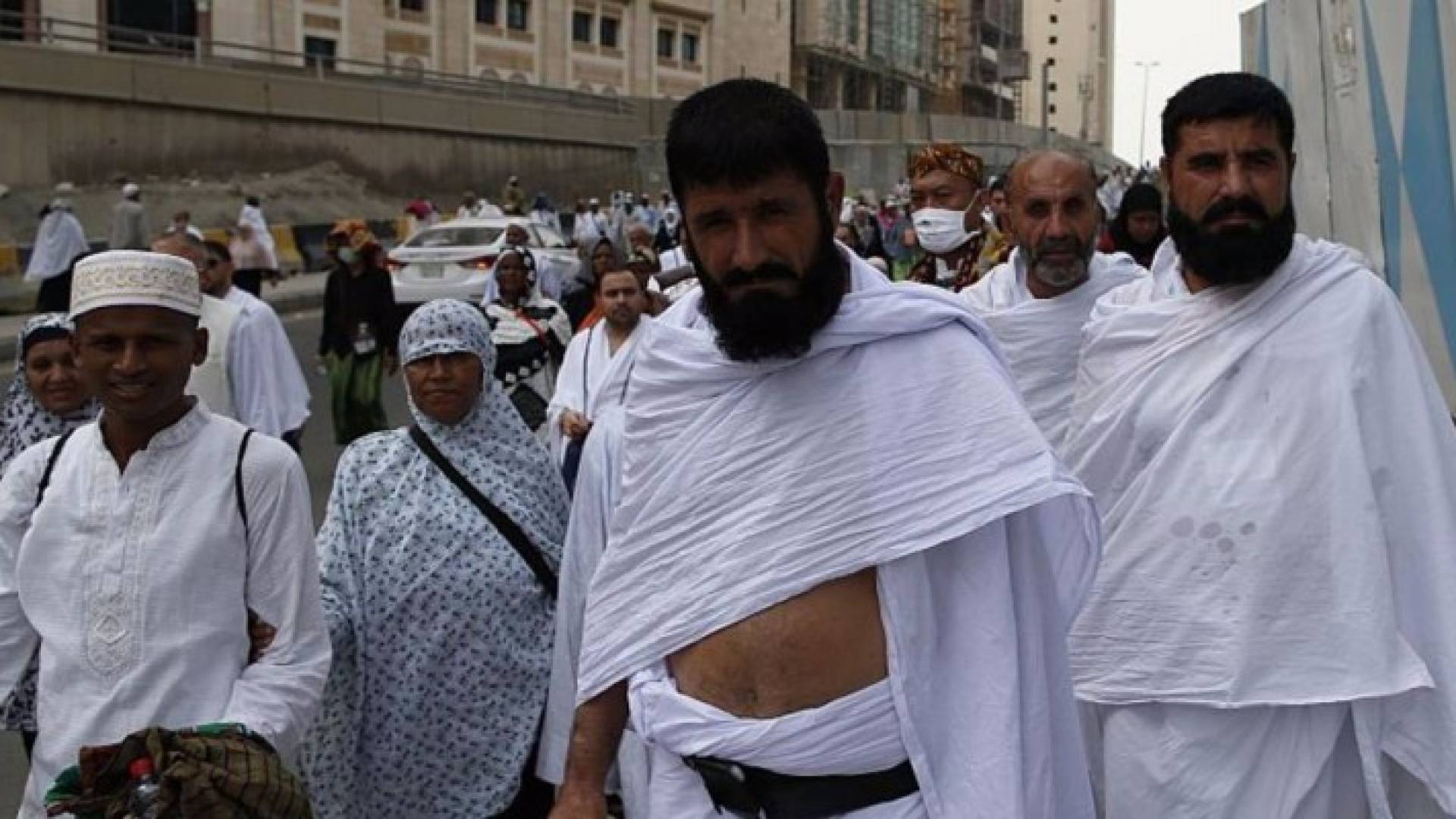 حجاج بيت الله الحرام يتوجهون إلى منى في يوم التروية