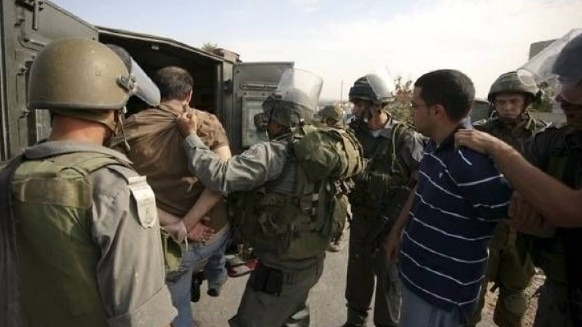 الاحتلال يعتقل 9 فلسطينيين