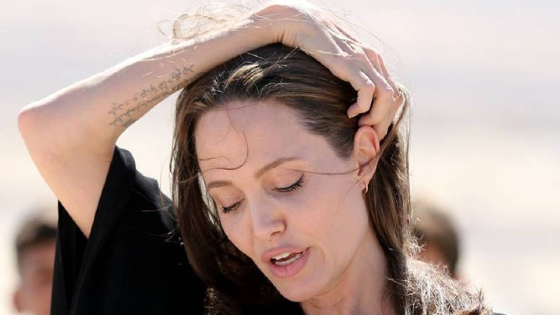 بالصور والفيديو: أنجلينا جولي تظهر " وشمها العربي " بمخيم الأزرق