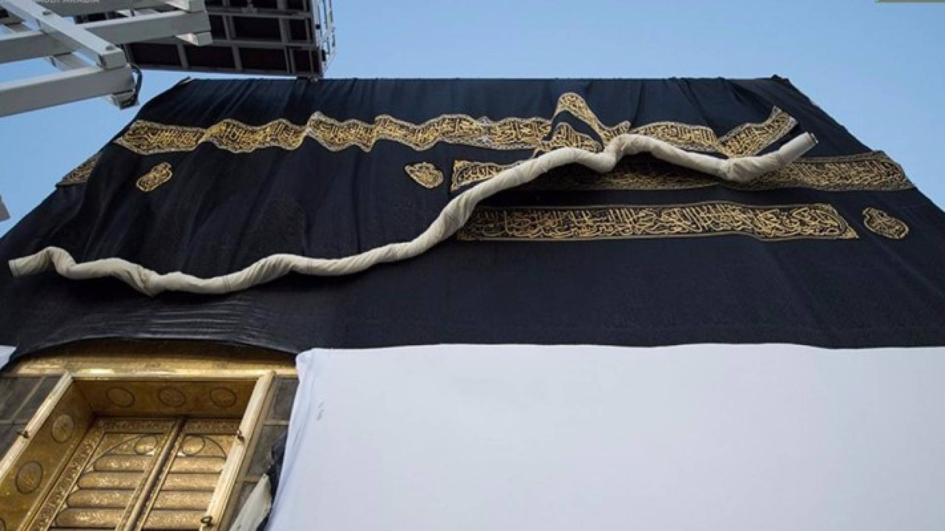 بالصور: الكعبة المشرفة تتزين بكسوتها الجديدة